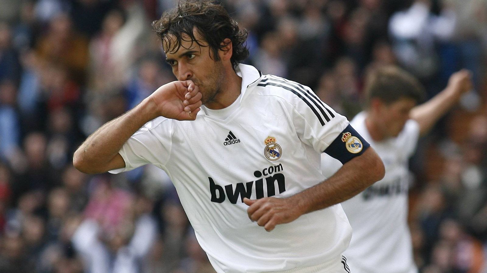 
                <strong>Raul</strong><br>
                Raul ist im Bernabeu eine Legende. Von 1994 bis 2010 spielte er bei Real, absolvierte 737 Spiele (322 Tore) und erlebte so ziemlich alles an Höhen und Tiefen, was man erleben kann. Sieben Jahre war er zudem Kapitän der "Los Blancos".
              