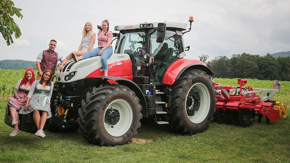 Der große Traktor dient diesmal nicht als Arbeitsgerät sondern wird zum Fotoobjekt.