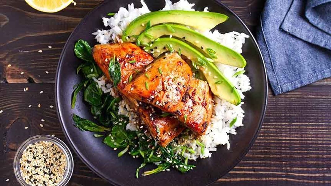 Omega-3-Fettsäuren sind wichtig für die Funktion  unseres Herzen.  Besonders viel davon findet sich in Fettfischen wie Makrele, Hering oder Lachs.