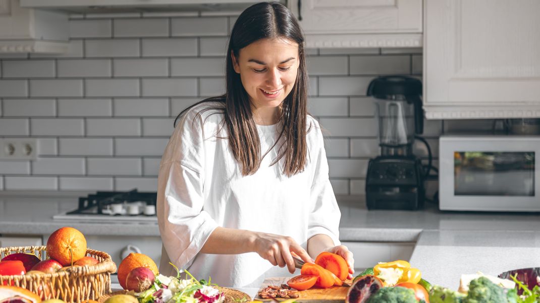 Viel frisches Gemüse bereichert nicht nur den Speiseplan. Eine ausgewogene Ernährung schützt die Gesundheit der Leber.