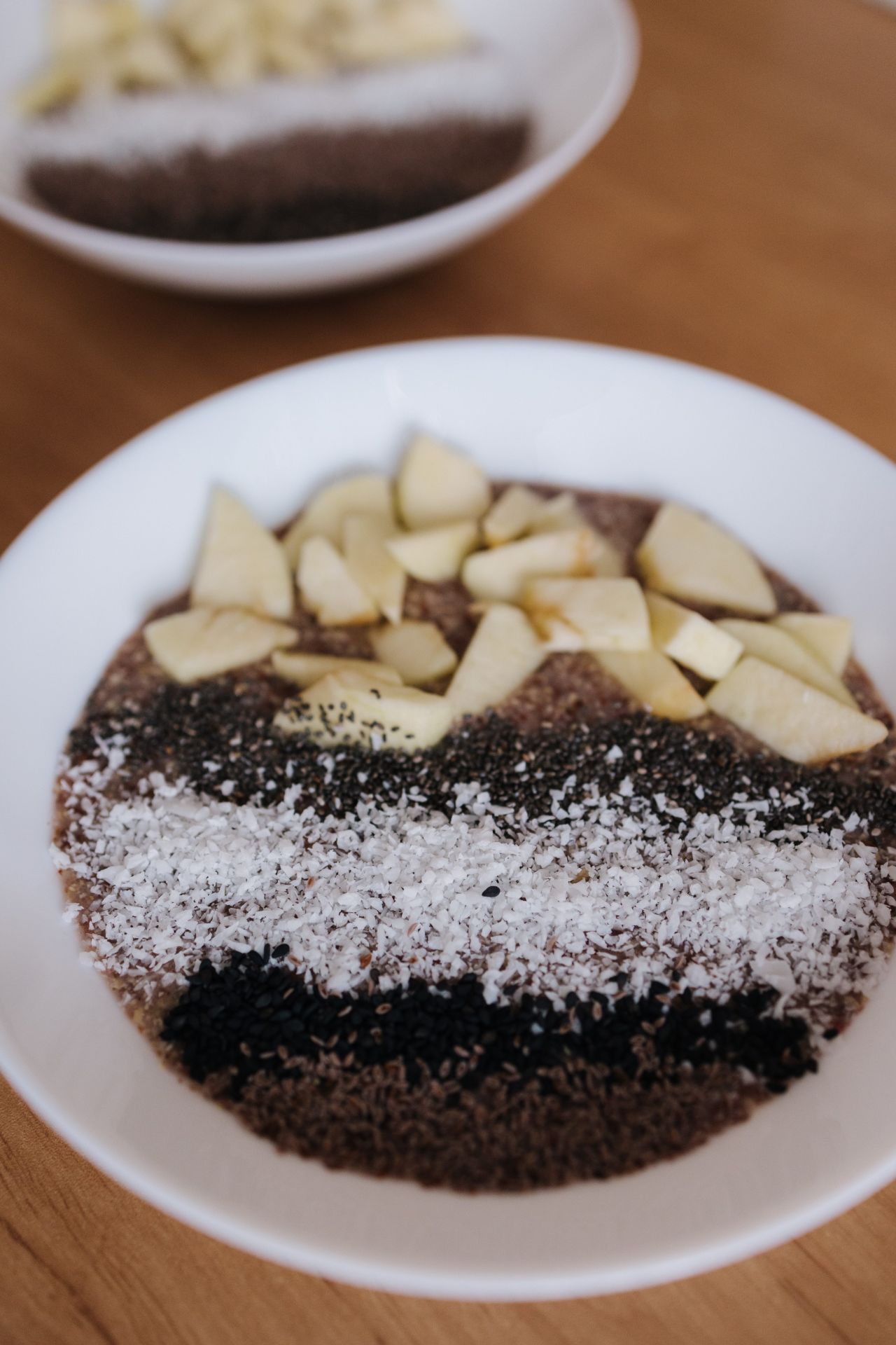 Flohsamenschalen kannst du aber auch einfach in dein Porridge oder Müsli mixen. Da wirkt das Superfood wahre Wunder.