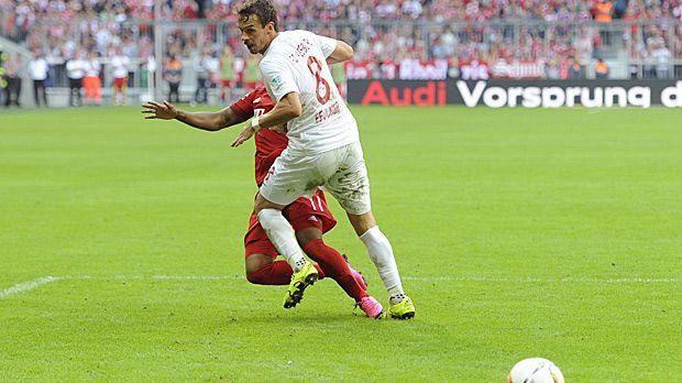 
                <strong>Witz-Elfer für den FC Bayern</strong><br>
                Beim 2:1 des FC Bayern über den FC Augsburg am 12. September 2015 läuft Douglas Costa auf Markus Feulner auf und geht zu Boden. Offensivfoul? Nicht bei Schiri Knut Kircher, der auf den Punkt zeigt. Assistent Robert Kempter will ein Foul erkannt haben. Die Augsburger protestieren vehement - vergebens. Aus dem Strafstoß resultiert der Siegtreffer.
              