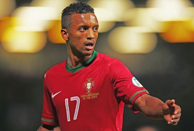 
                <strong>Nani (Rechte Außenbahn | Portugal)</strong><br>
                Der Rechtsaußen kann perfekt mit dem Ball umgehen und hat einige schöne Tricks auf Lager. Der Flügelflitzer beeindruckt mit einem kraftvollen Antritt und schnellen Körpertäuschungen. Nanis Leistungen sind oft tagesformabhängig. Deshalb hat Özil leicht die Nase vorne - Zwischenstand: 8:5!
              