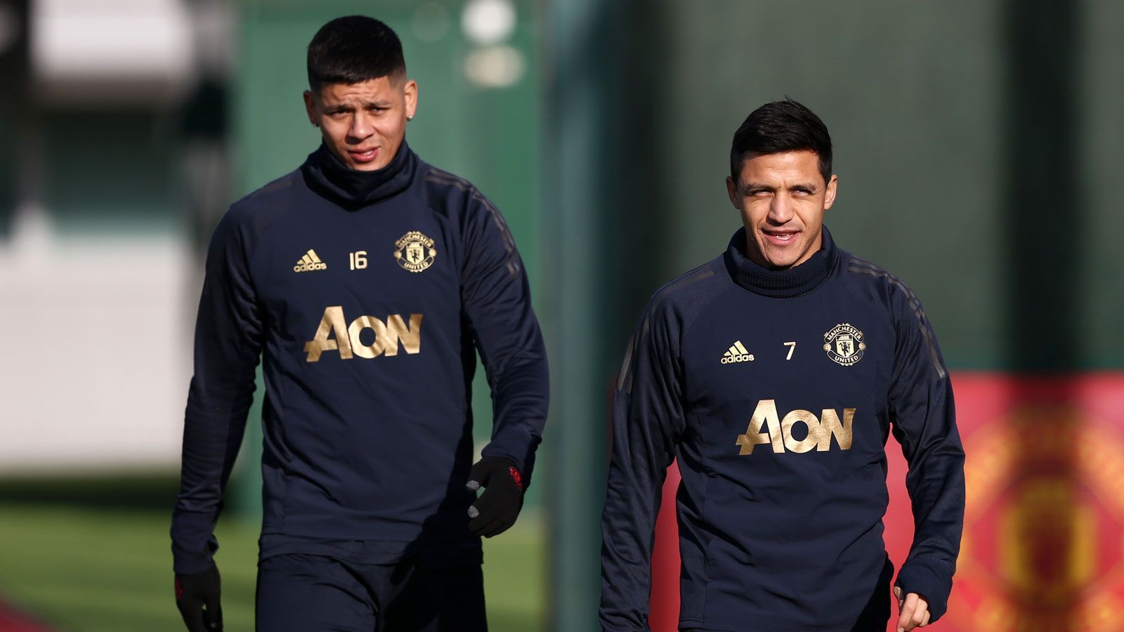 
                <strong>Auf der Abschussliste...</strong><br>
                Damit im Kader von Manchester United auch Platz für alle die Neuverpflichtungen wird, soll Solskjaer bereit sein, ordentlich auszumisten. Medienberichten zufolge stehen Alexis Sanchez (re.), Marcos Rojo (li.) und Antonio Valencia in Old Trafford vor dem Aus.
              