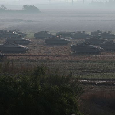 Israelische Panzer stehen nahe der Grenze zum Gazastreifen