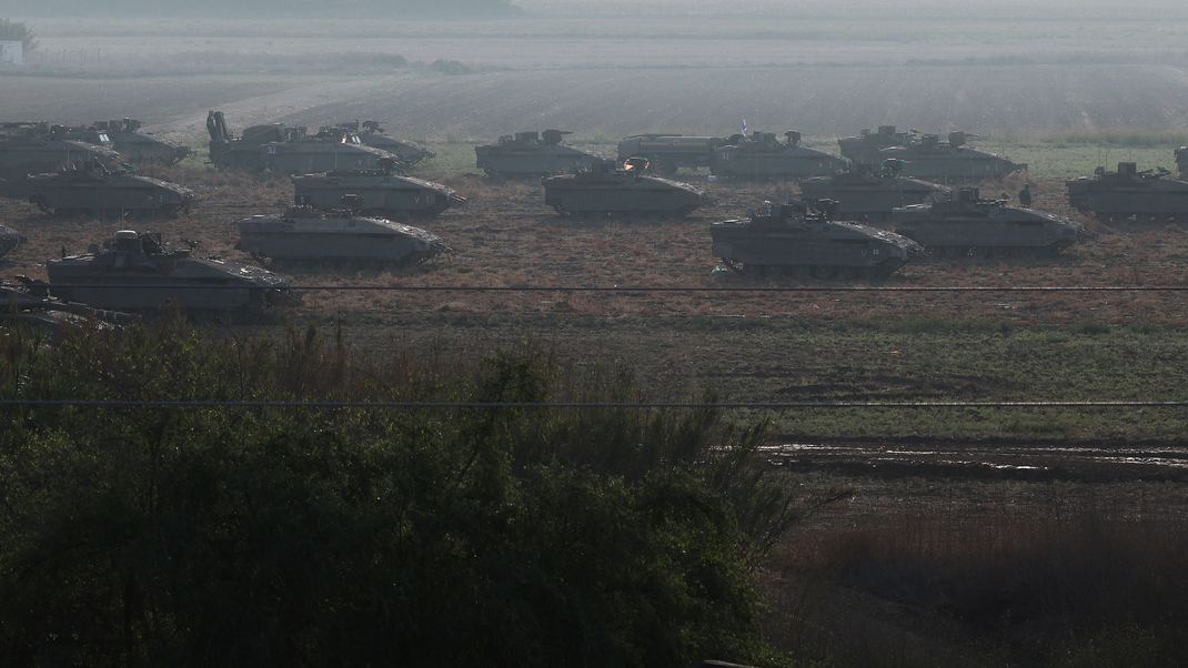 Israelische Panzer stehen nahe der Grenze zum Gazastreifen