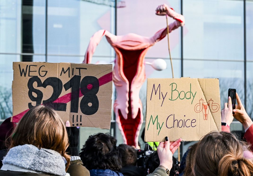 Anlässlich der Sachverständigenanhörung vom Rechtsausschuss demonstrieren Bündnisse für sexuelle Selbstbestimmung.