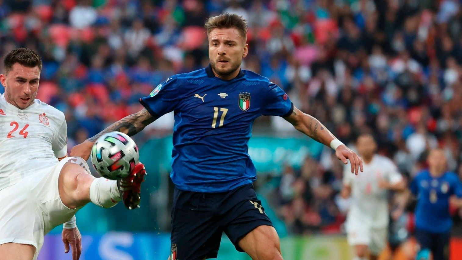 
                <strong>Ciro Immobile</strong><br>
                Ähnlich wie seine Offensivkollegen auf italienischer Seite muss auch der Mittelstürmer extrem viel gegen den Ball arbeiten – nicht unbedingt die Stärke von Torjäger Immobile. In der gesamten ersten Halbzeit bleibt der frühere Dortmunder ohne Torabschluss, kurz nach Wiederbeginn klappt es mit einem ersten, harmlosen Schüsschen. In der Entstehung des Führungstreffers von Chiesa mischt Immobile kampfstark mit, muss danach in der 62. Minute vom Feld. ran-Note: 4
              