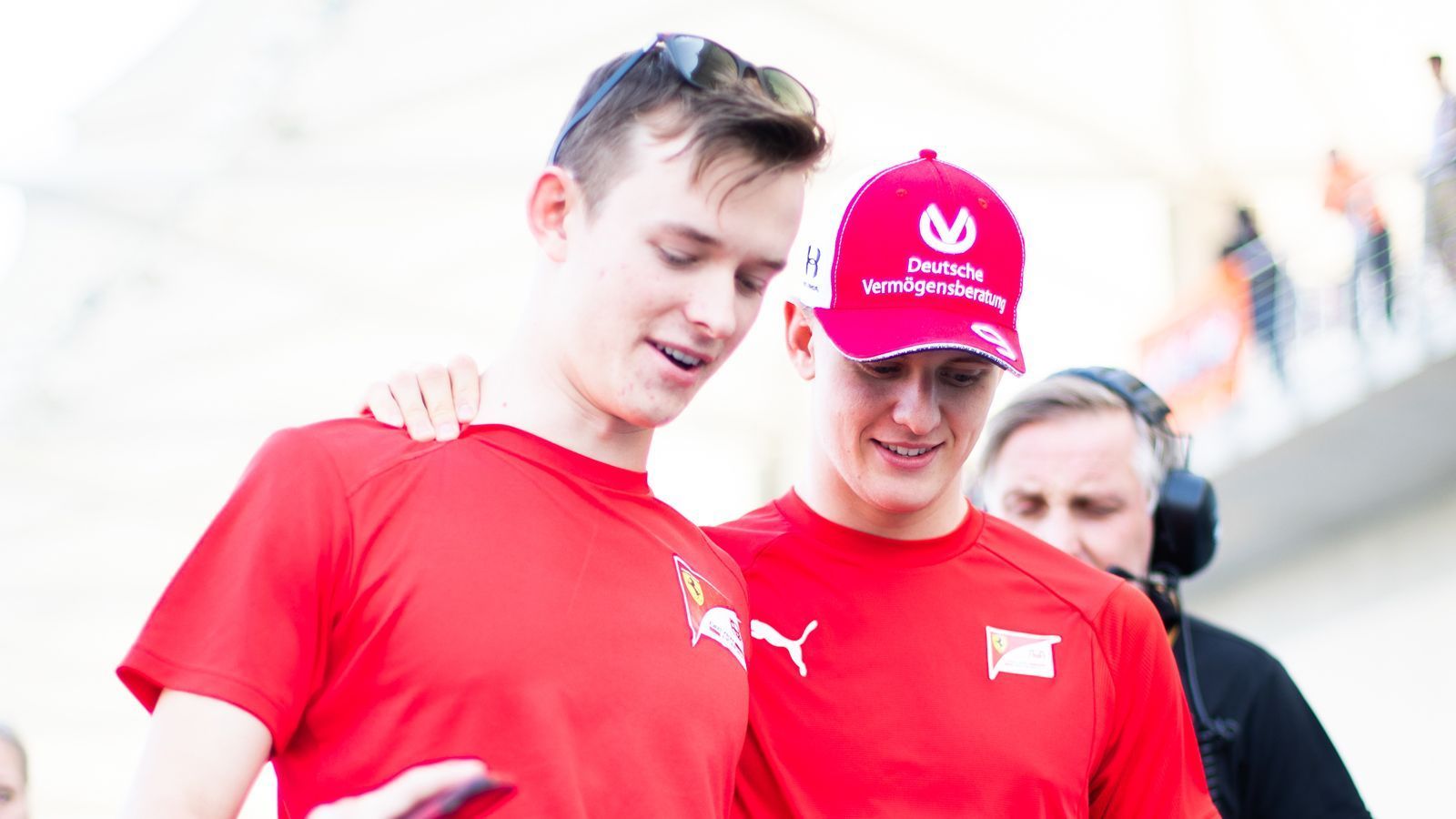 
                <strong>Der Gegner</strong><br>
                Letzter verbliebener Verfolger ist Ilott, wie Schumacher ein Ferrari-Junior. Bereits vor der Verkündung, dass Schumacher in der nächsten Saison für Haas in der Formel 1 startet, meldete sich der Brite, der diesen Platz ebenfalls haben wollte: "Ich bin enttäuscht, aber ich werde einfach härter arbeiten und tun, was nötig ist, um sicherzustellen, dass es 2022 passiert. So oder so habe ich noch eine Meisterschaft, die ich gewinnen will." Wie Schumacher bestreitet auch der 22-Jährige seine zweite komplette F2-Saison, 2019 beendete er auf Rang elf und damit einen Platz vor dem Deutschen.
              