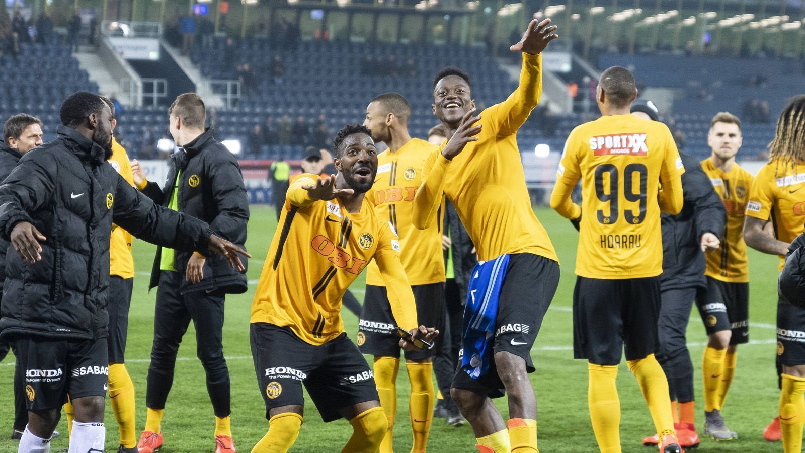 
                <strong>Schweizer Super League: Young Boys Bern </strong><br>
                Ohne eigenes Zutun feiert Bern quasi vom Sofa aus die 13. Meisterschaft in der Vereinsgeschichte. Die Young Boys profitieren vom torlosen Remis zwischen Verfolger FC Basel und den Grashopper Zürich. Damit fährt der Hauptstadklub den zweiten Meistertitel in Folge ein und krönt eine überragende Saison. Schon sieben Spieltage vor Rundenende sind die Young Boys zu weit enteilt, um vom ehemaligen Serienmeister aus Basel noch eingeholt zu werden.
              