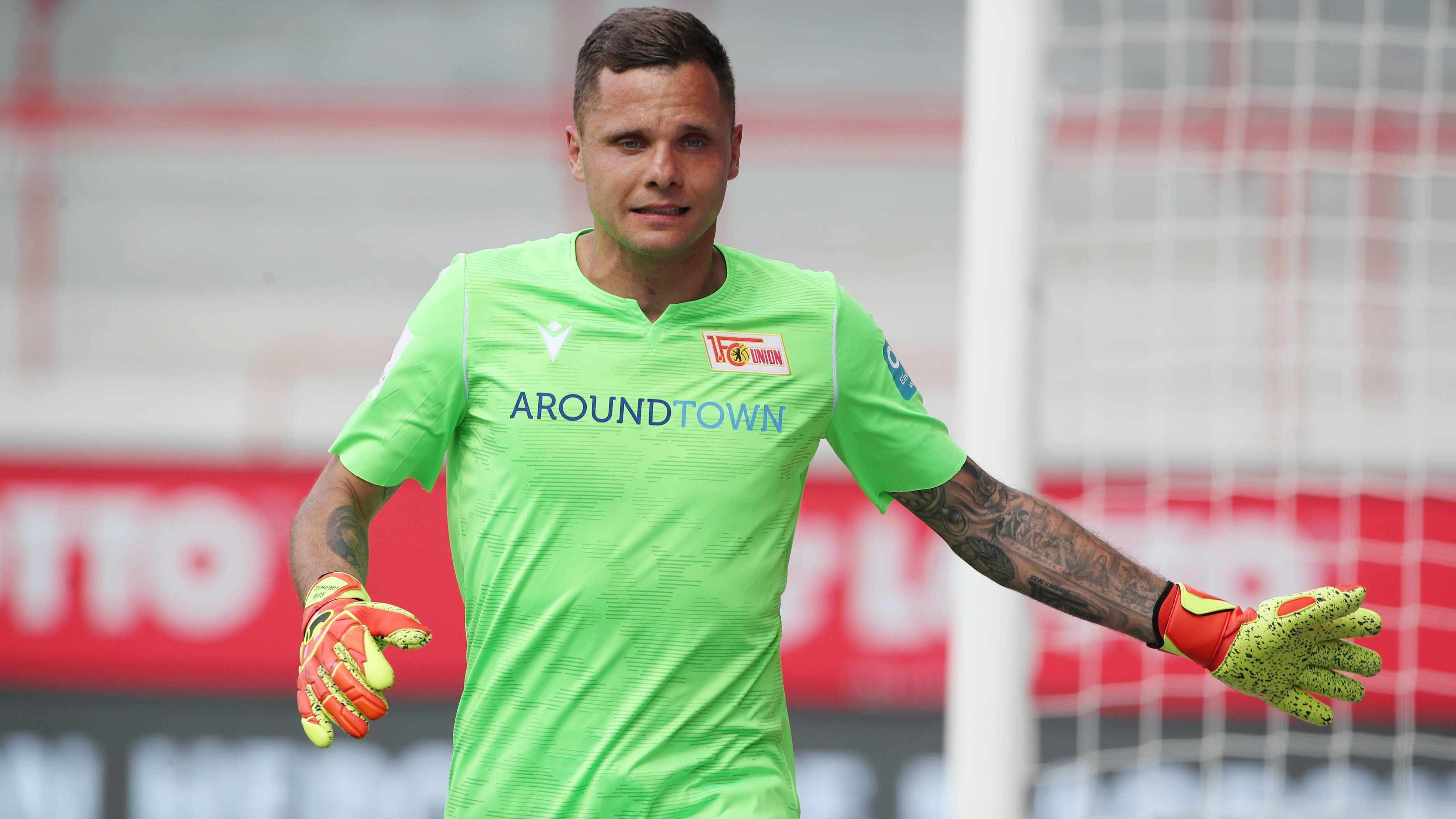 
                <strong>Tor: Rafał Gikiewicz (Union Berlin)</strong><br>
                Einen großen Anteil am Klassenerhalt von Union Berlin hatte mit Sicherheit Torhüter Rafał Gikiewicz. Der Pole war eine der wenigen Konstanten im Spiel von Union und konnte mit einigen Paraden Schlimmeres verhindern. Mit 115 gehaltenen Schüssen steht er in der Bundesliga auf Rang zwei - lediglich Yann Sommer von Borussia Mönchengladbach steht hierbei vor ihm. Das Beeindruckende ist hierbei, dass er trotz einer hohen Anzahl von Schüssen auf sein Tor auch eine starke Paradenquote von 66,5 Prozent vorweisen kann. Zudem konnte er auch einen von vier Elfmeter halten, was ihn auch in dieser Kategorie ins vordere Drittel der Bundesliga-Torhüter bringt. Er geht im Sommer zum FC Augsburg.
              