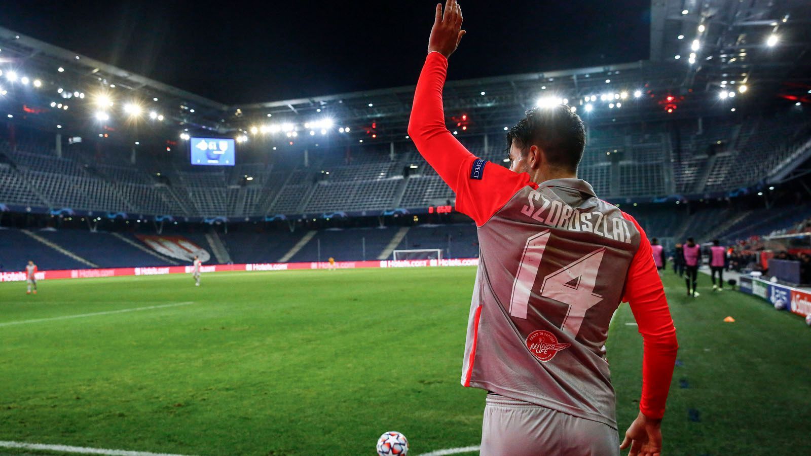 
                <strong>Das ist Dominik Szoboszlai</strong><br>
                Längst ist klar, dass Szoboszlai das größte Talent des ungarischen Fußballs seit Jahren ist. Vor einigen Wochen sicherte er sich mit dem Nationalteam die EM-Qualifikation. Der Shootingstar von Red Bull Salzburg schoss seine Mannschaft im dramatischen Playoff gegen Island (2:1) in der Nachspielzeit zur EM und trifft nun in der Vorrunde auf Portugal, Frankreich und Deutschland. 
              