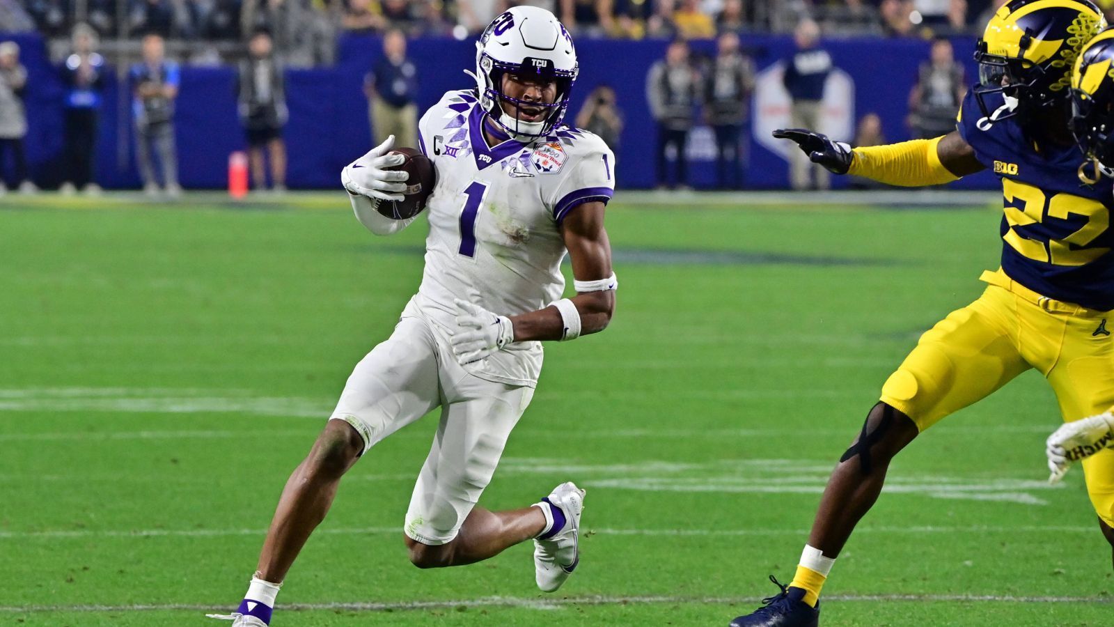 
                <strong>Platz 2: Quentin Johnston (TCU)</strong><br>
                Quentin Johnston ist der wohl physischste der Top-Receiver im diesjährigen Draft. Mit Körpermaßen von 1,93 Metern und 97 Kilogramm ist er ein X-Receiver, wie ihn sich NFL-Teams malen würden. Mit 4,5 Sekunden auf 40 Yards ist er für seine Körpergröße und Wucht auch schnell. 24 Tackler hat er in der vergangenen Saison aussteigen lassen, Platz vier im ganzen Land. Dazu kommen 1.069 Receiving Yards und sechs Touchdowns. Zudem ist er ein hervorragender Blocker. Mit ihm machen Teams nichts falsch und es würde niemanden überraschen, wenn er der erste Receiver in der Draft-Nacht wäre.
              