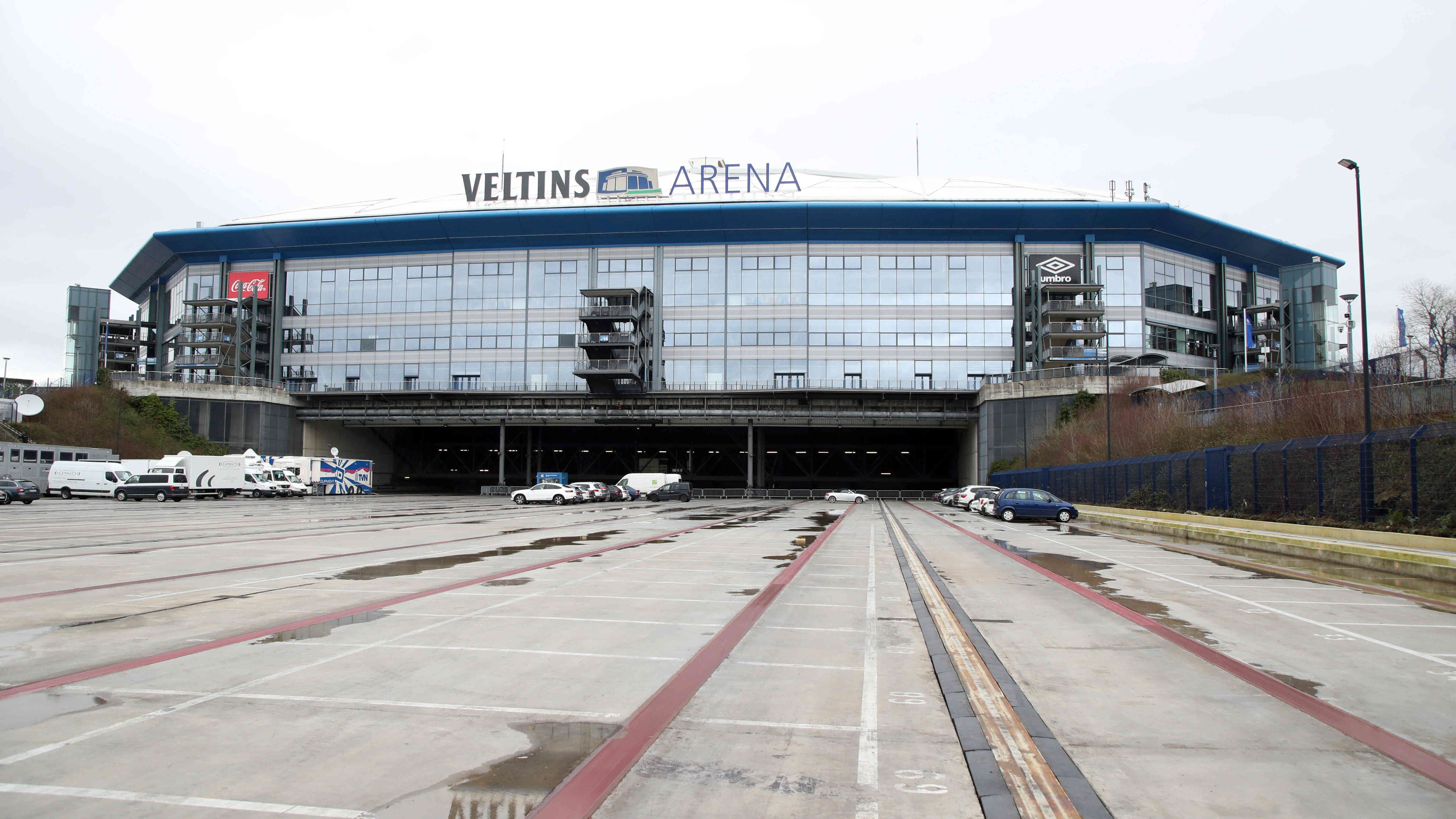 
                <strong>FC Schalke 04</strong><br>
                Die Knappen laufen bereits seit 2001 in der "Veltins-Arena" auf. Es war das erste Stadion in Deutschland, das komplett überdacht werden konnte.
              