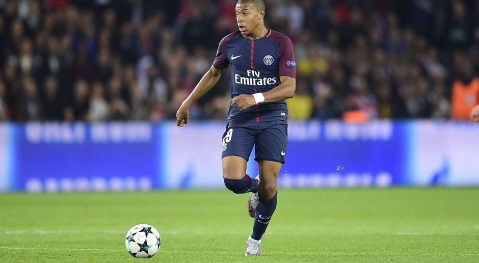 
                <strong>Kylian Mbappe (Paris St. Germain)</strong><br>
                Zu schnell, zu quirlig, zu gut. Mbappe stellt die Bayern-Defensive mit seinem Tempo und seiner Übersicht vor Schwierigkeiten. Schöner Pass auf Cavani beim 2:0, als er Süle und Martinez mit einem Dribbling aus dem Spiel nimmt. In der 49. Minute rollt der x-te Konter über ihn. Wieder legt er klasse auf Neymar ab, der Nerven zeigt. 62. Minute: Mbappe schickt mit einer Ballrolle Alaba in die Wüste und bereitet das dritte Tor vor - wow!. Im weiteren Verlauf sehr teamdienlich und nicht zu müde für die langen Wege. Top-Partie des Top-Talents. Holt sich in der 78. Minute seinen verdienten Applaus ab, als er für Di Maria ausgewechselt wird. ran-Note: 1
              