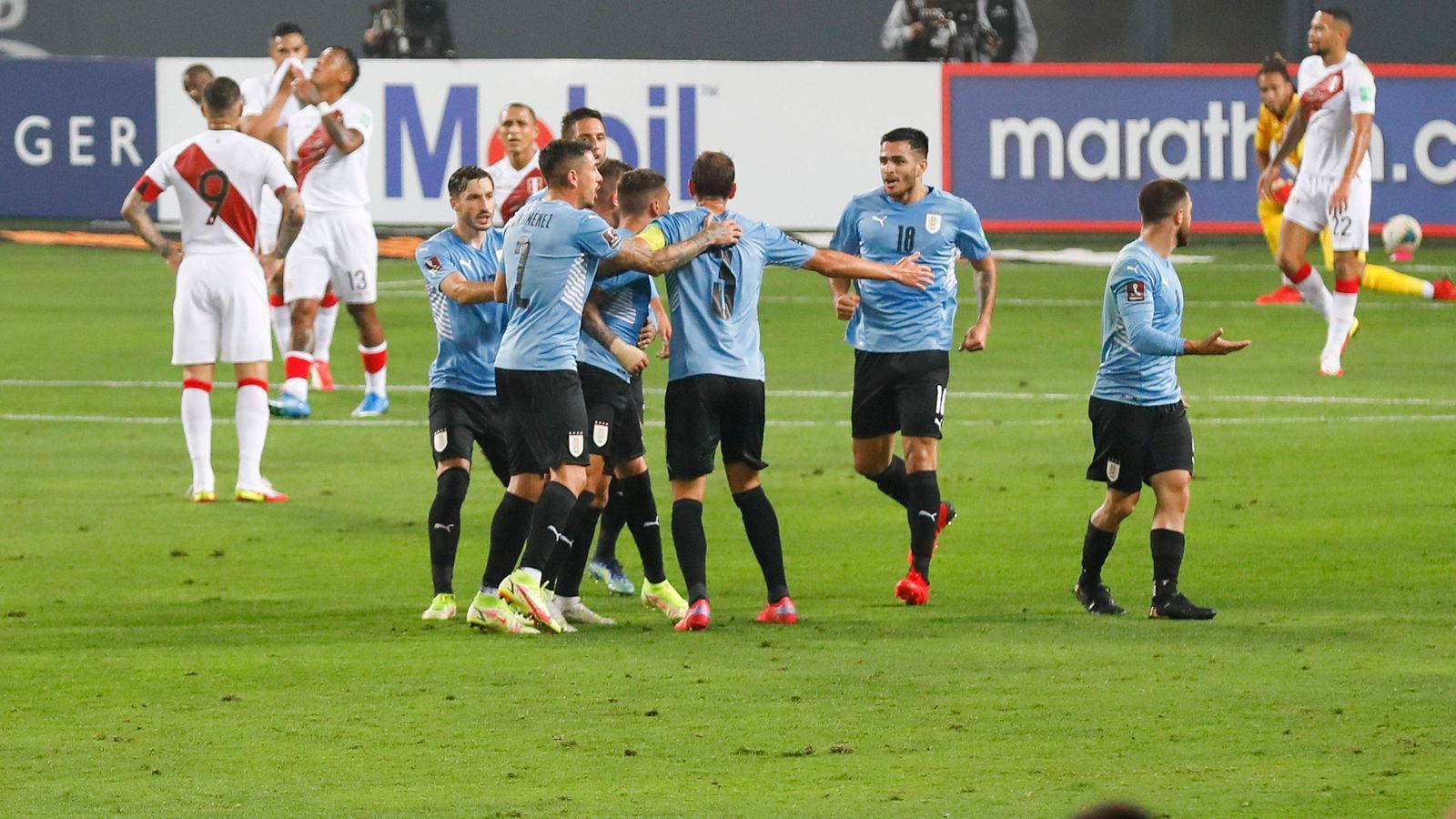 
                <strong>Uruguay</strong><br>
                Auch Uruguay hat es geschafft und sich für die Weltmeisterschaft in Katar qualifiziert. Am vorletzten Spieltag der WM-Qualifikation gewannen die "Celeste" um Stürmerstar Luis Suarez mit 1:0 gegen Peru und lösten somit zum 14. Mal das Ticket für eine Weltmeisterschaft. Giorgian De Arrascaeta von Flamengo Rio de Janeiro erzielte dabei in Montevideo das entscheidende Siegtor. 
              