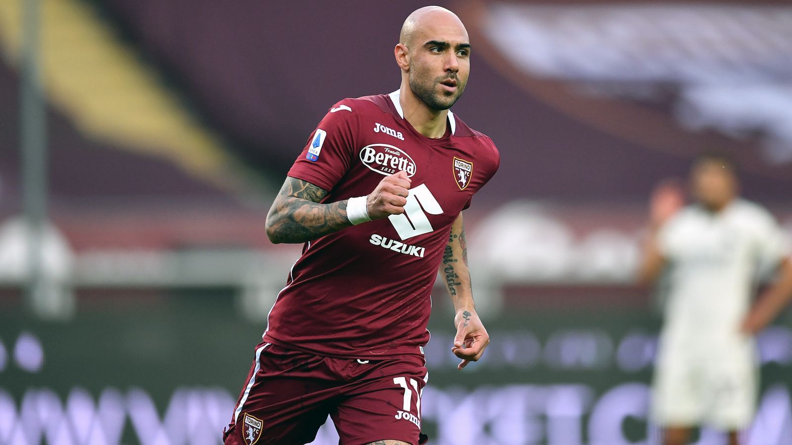 
                <strong>Simone Zaza (zuletzt FC Turin)</strong><br>
                Bei der EM 2016 wurde Simone Zaza aufgrund seines kuriosen Elfmeter-Anlaufs inklusive Fehlschusses gegen Manuel Neuer weltberühmt, einige Jahre später ist der italienische Stürmer nun schon fast recht lange arbeitslos. Zazas Vertrag beim FC Turin lief im Sommer 2022 aus, seitdem hat der 31-Jährige keinen neuen Klub gefunden. Laut Medienberichten könnte er aber möglicherweise im Sommer 2023 ein Comeback in der Serie A geben. Salernitana soll Interesse am 18-maligen Nationalspieler haben.
              