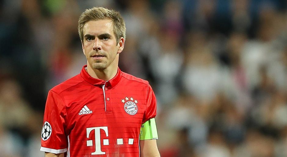 
                <strong>Außenverteidigung</strong><br>
                Philipp Lahm spielt als Rechtsverteidiger immer noch auf Weltklasse-Niveau, sein Karriereende im Sommer ist aber beschlossene Sache. Joshua Kimmich soll ihn ersetzen, hat aber mehr Lust auf das Mittelfeld. Bayerns Problem: Hinter Kimmich zeigt die Qualitätskurve mit Rafinha und Juan Bernat deutlich nach unten. Auf dieser Position immer mal wieder im Gespräch: Benjamin Henrichs von Bayer Leverkusen. Der 20-Jährige wäre aber eher eine Lösung mit langfristiger Perspektive. Immerhin kann Zugang Rudy diese Position auch ausfüllen.
              