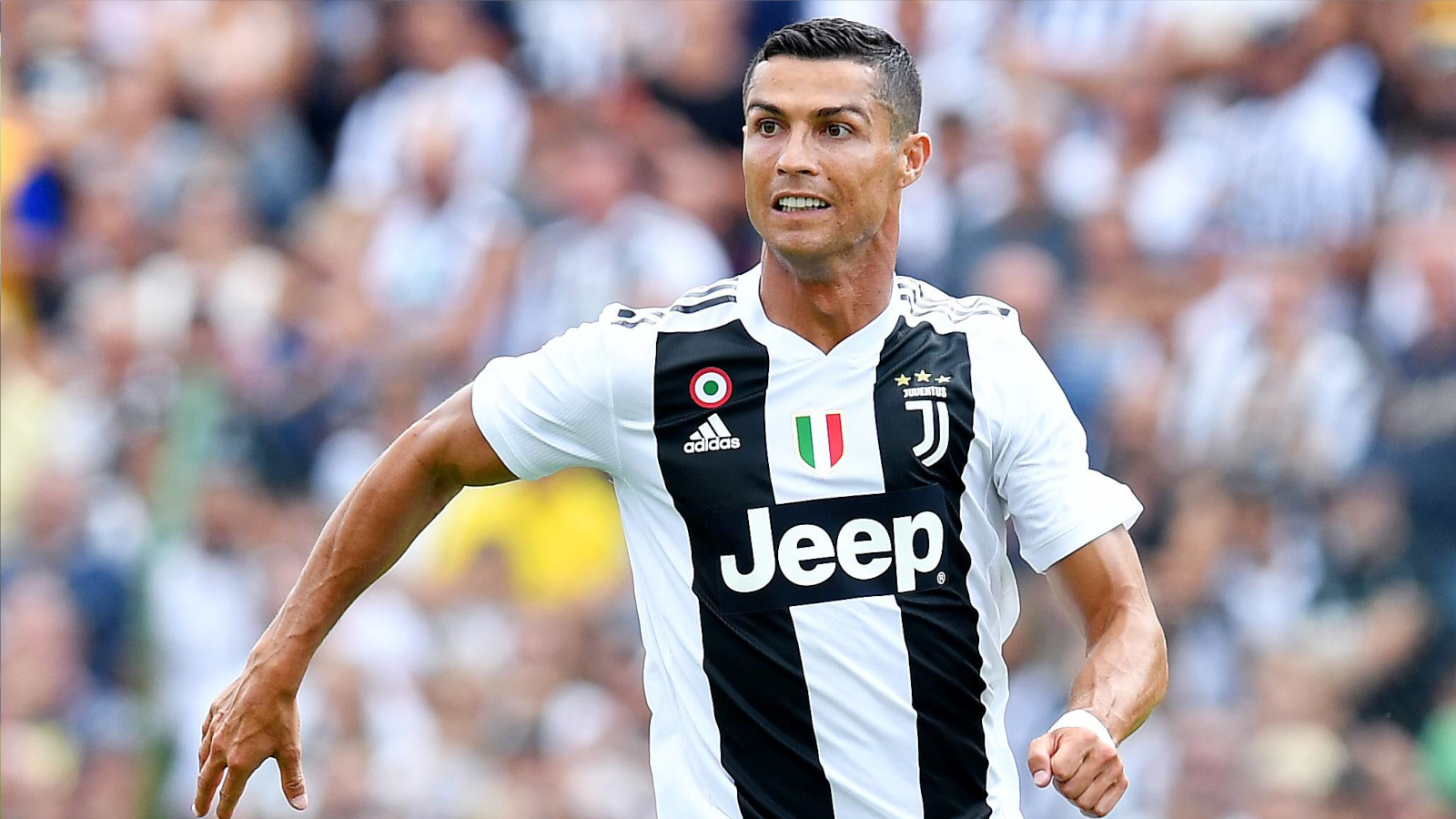 
                <strong>Adios Madrid! CR7 wechselt zu Juventus Turin</strong><br>
                Denn im gleichen Sommer sucht er eine neue Herausforderung. Für rund 117 Mio. Euro wechselt Ronaldo nach Italien zu Juventus Turin. Die Fußballwelt hält den Atem an. Doch "CR7" braucht nicht lange, um auch in der Serie A einzuschlagen.
              