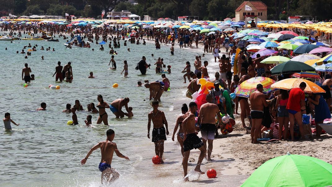 Ein achtjähriges Mädchen geriet am Montag (26. August) offenbar beim Baden an einem Strand an der italienischen Adriaküste in Schwierigkeiten und konnte nur noch tot aus dem Wasser geborgen werden (Symbolbild).