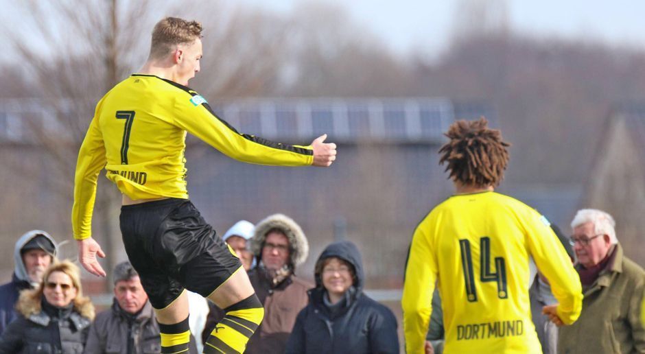 
                <strong>Borussia Dortmund</strong><br>
                Bitter für den BVB: Goalgetter Jacob Bruun Larsen (li.), mit 20 Treffern der torgefährlichste Spieler der gesamten A-Junioren-Bundesliga, wird den Schwarz-Gelben in den Finalspielen nicht zur Verfügung stehen. Der junge Däne zog sich Anfang März einen Mittelfußbruch zu. Doch mit Etienne Amenyido und Gabriel Kyeremateng hat Hofmann noch zwei weitere Spieler im Kader, die genau wissen, wo das gegnerische Tor steht. Zusammen kamen die beiden Mittelstürmer in dieser Spielzeit auf 19 Tore. Auch Janni Serra meldete sich nach überstandenem Kreuzbandriss für die Endrunde fit. Gegner der Dortmunder in den beiden Halbfinalspielen am 9. und 15. Mai wird das Spitzenteam aus dem Norden sein ...
              