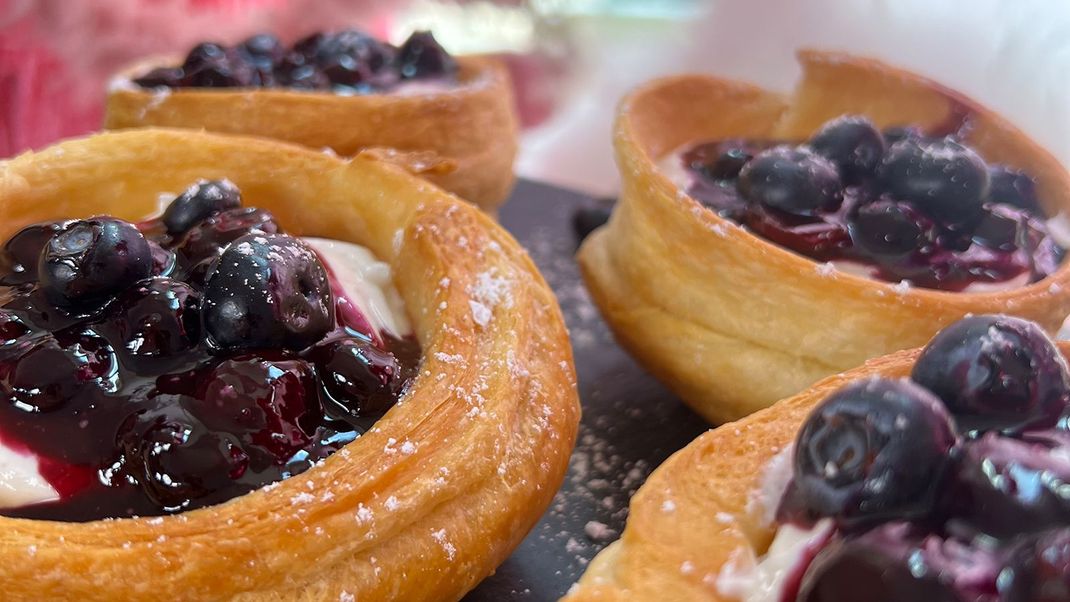 Frühstücks-Rezept: Croissant-Cups mit Quark, Frischkäse und Blaubeer-Sauce