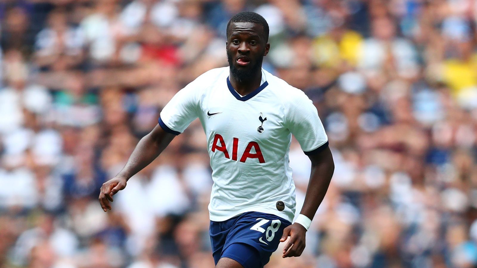 
                <strong>Zentraler Mittelfeldspieler: Tanguy Ndombele</strong><br>
                Neuer Verein: Tottenham HotspurAbgebender Verein: Olympique LyonAblösesumme: 60 Millionen EuroVertragslaufzeit: bis 2025
              