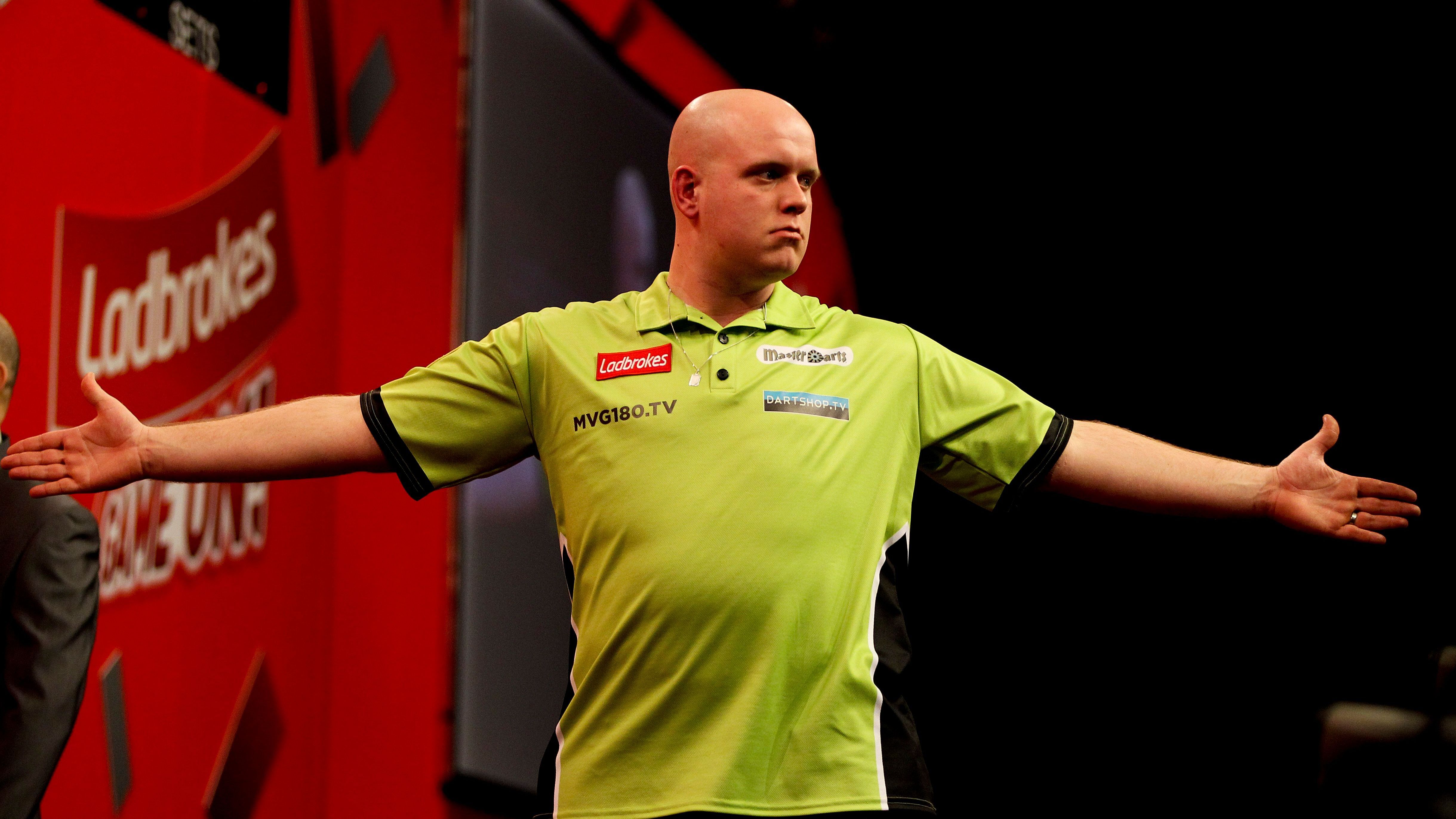 <strong>30. Dezember 2012: Michael van Gerwen (Halbfinale vs. James Wade)<br></strong>Neun-Darter Nummer zwei bei dieser WM warf Michael van Gerwen im Halbfinale gegen James Wade. Doch nicht nur das. <a href="https://www.youtube.com/watch?v=JlGrBQHeUXs">Beinahe hätte der Niederländer zwei Neuner nacheinander (!) geworfen.</a> Auf seine neun perfekten Darts folgten nämlich acht weitere, ehe der letzte Dart knapp das Doppel verfehlte. 17 perfekte Darts in Folge - Wahnsinn!