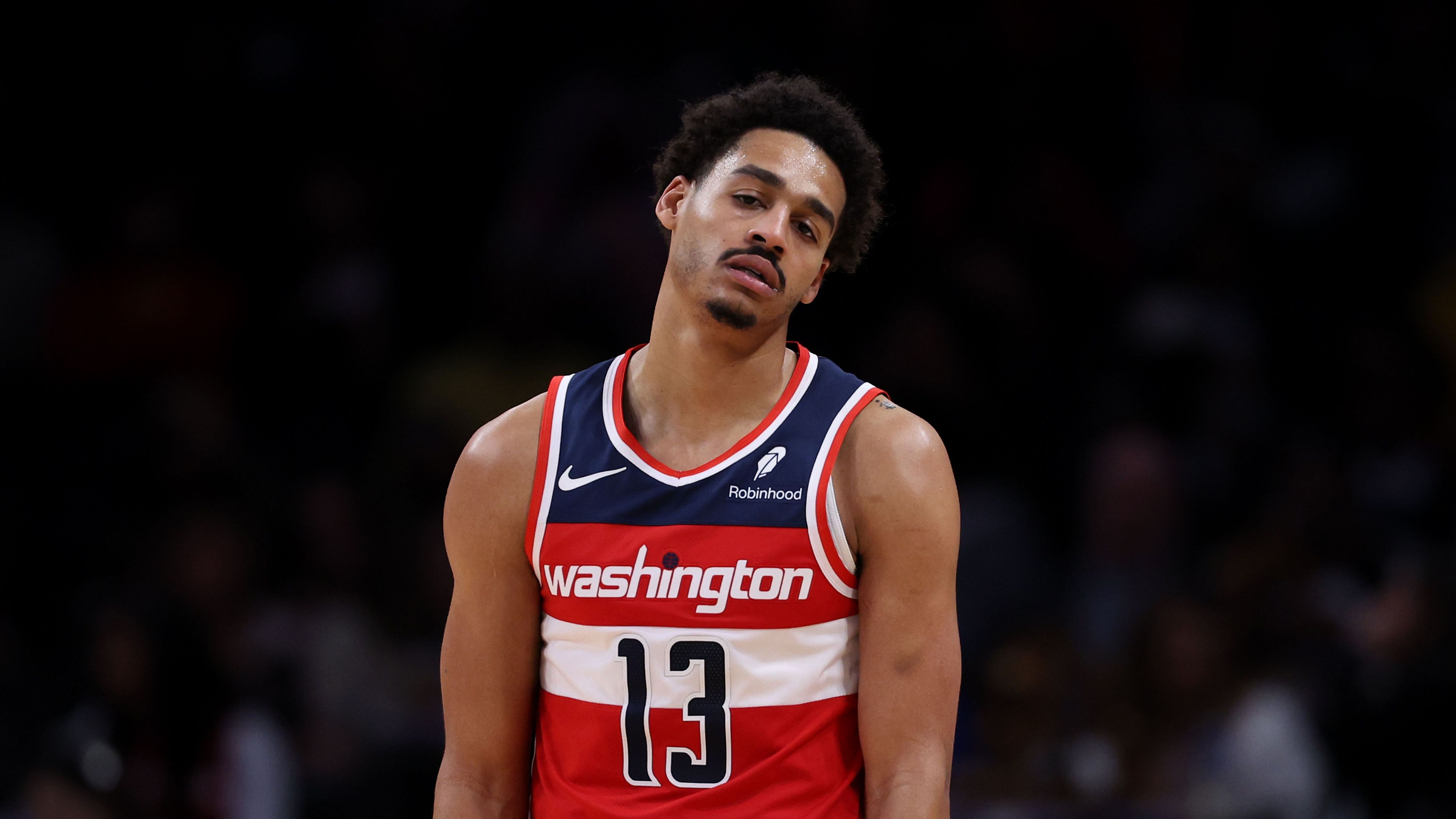 <strong>Platz 4 - Schlechteste Verträge: Jordan Poole (Washington Wizards)</strong><br><em>Gehalt kommende Saison: 29.651.786 Dollar</em><br>Nachdem Jordan Poole von den Warriors nach Washington wechselte, dachten viele, dass der junge Guard in der Haupstadt völlig explodieren würde. Das Gegenteil war der Fall. Poole hatte gefühlt weniger Spiele mit 20+ Punkten als Auftritte bei "shaqtin a fool". Zumeist wirkte er unmotiviert und schläfrig. Für fast 30 Millionen Dollar kann man mehr erwarten.