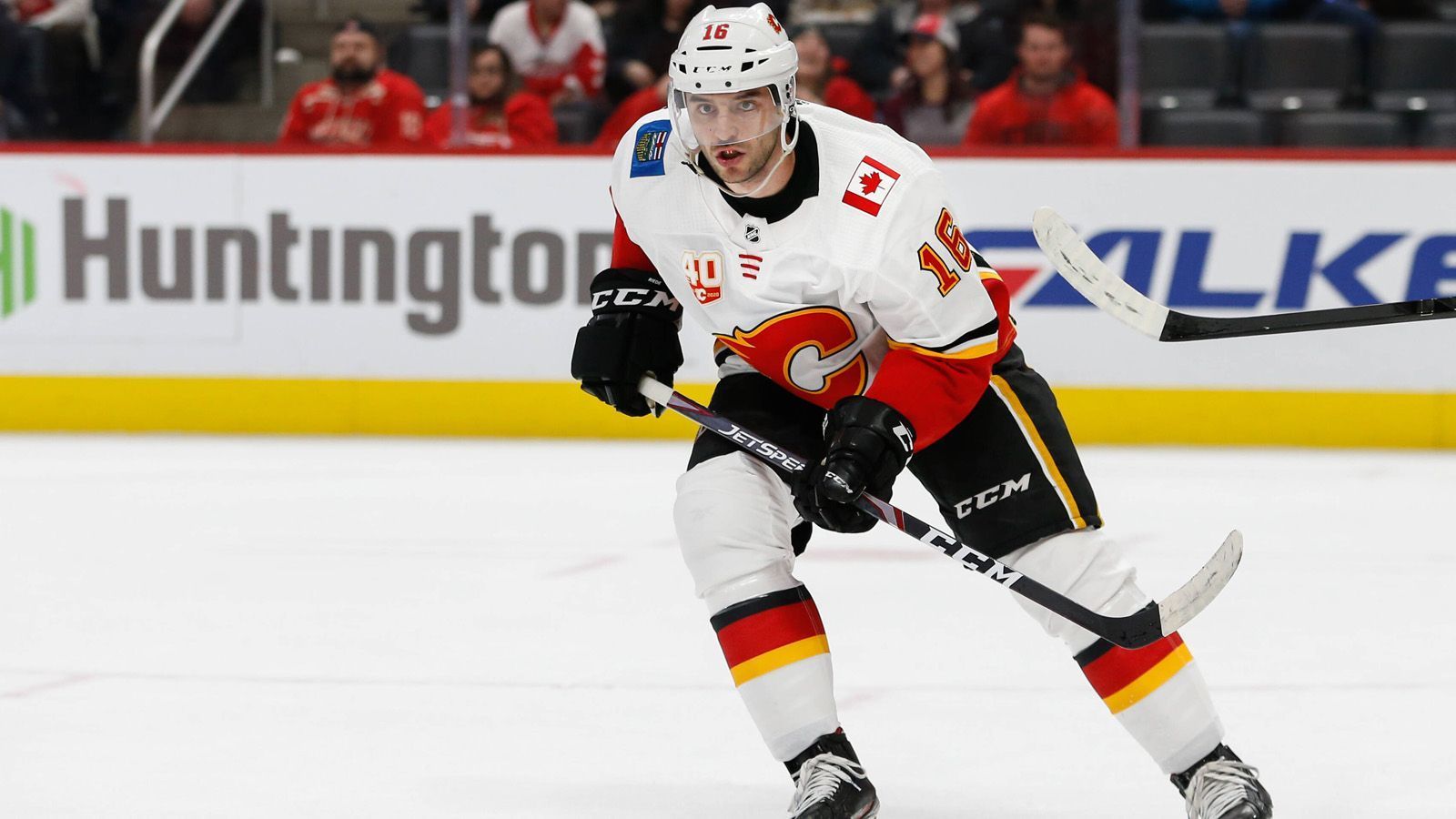 
                <strong>Tobias Rieder (Calgary Flames) </strong><br>
                Obwohl die Calgary Flames über einen individuell erstklassigen Sturm verfügen, setzte der ehemalige Adler-Coach Geoff Ward Flügelflitzer Rieder vor der Liga-Unterbrechung vermehrt ein. Vier Tore und sechs Vorlagen waren seine Ausbeute. Der 27-Jährige ist vor allem für das Unterzahlspiel der Flames wichtig, erzielte bei einem Mann weniger auf dem Eis sogar ein Tor. Die Calgary Flames blicken als Achter im Westen nun einem kanadischen Duell mit den Winnipeg Jets (Platz 9) entgegen.
              