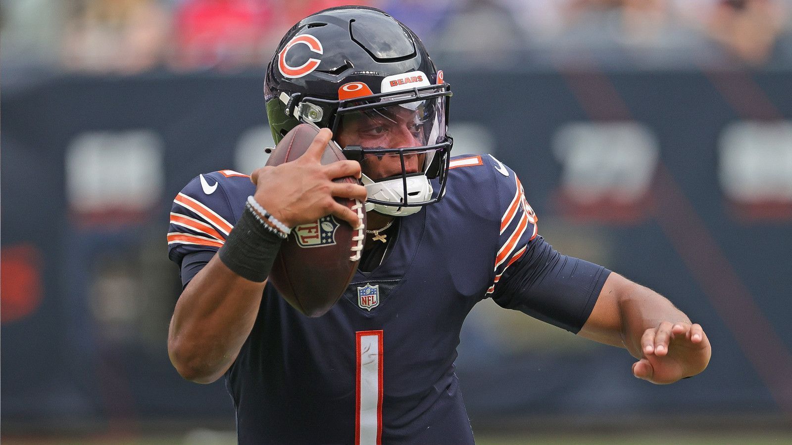 
                <strong>Platz 3: Justin Fields (Chicago Bears)</strong><br>
                Auch der elfte Pick des diesjährigen Drafts hat sich in der Preseason empfohlen. Fields hat ebenfalls gute Chancen auf eine frühe, große Rolle. Der 22-Jährige führte die Bears beim Einstand mit 142 Passing Yards, 14/20 Pässen und seinem ersten NFL-Touchdowns direkt zum Sieg über die Dolphins. Konkurrenz hat Fields vom erfahrenen Andy Dalton, der allerdings schon zu Beginn der Preseason von den Bears-Fans ausgebuht wurde. Kontrahent Fields beeindruckt die Fans währenddessen mit akkuratem Passspiel und seinem unbeeindruckten Auftreten. Auch wenn es in Woche zwei nicht so gut lief (bei Dalton auch nicht), zeigte Field anschließend wieder seine Stärke. Gegen die Titans kamen sieben von zehn Pässe an und es regnete den zweiten Touchdown-Pass. Die Chancen auf einen Starterplatz haben sich in der Preseason deutlich erhöht.
              