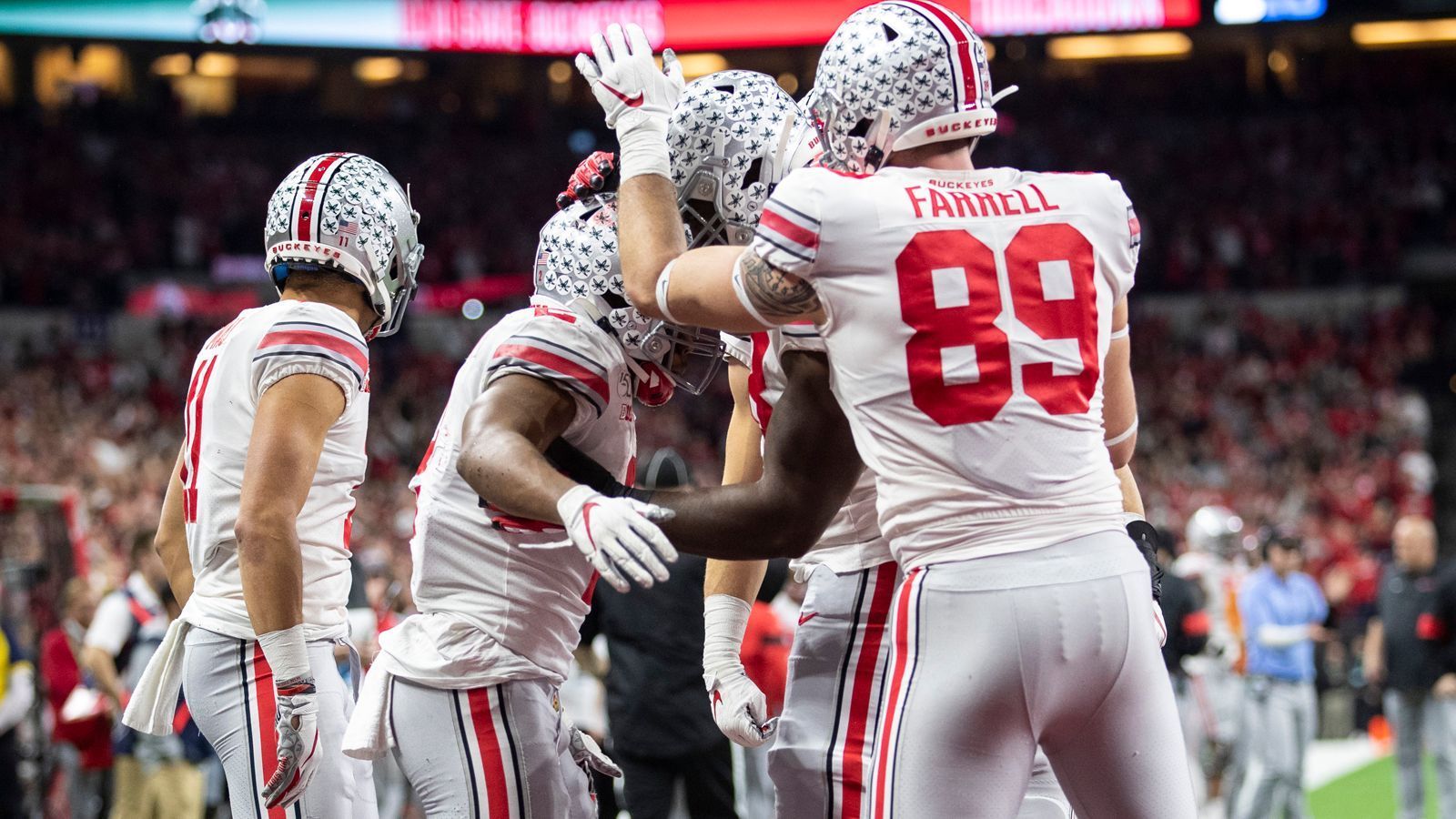 
                <strong>Ohio State Buckeyes</strong><br>
                Nachdem die Ohio State Buckeyes vergangene Saison das Finale um die College-Meisterschaft verloren haben, muss sich die Mannschaft auf der Quarterback-Position neu aufstellen. Justin Fields landete als Nummer-11-Pick bei den Chicago Bears in der NFL. Um seine Nachfolge konkurrieren C.J. Stroud, Jack Miller und Kyle McCord. Eines ist sicher: Der Spielmacher wird im Angriff über viele Waffen verfügen. Das Receiver-Corps rund um Superstar Chris Olawe ist erstklassig. Running Back Master Teague III ist ebenfalls gesetzt ...
              