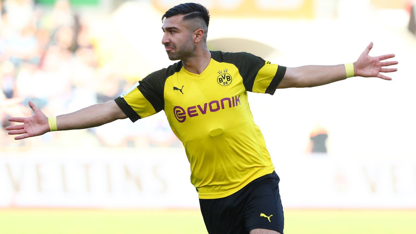 
                <strong>Emre Aydinel (Borussia Dortmund)</strong><br>
                Die Torausbeute des Mittelstürmers kann sich sehen lassen: Er bestritt in der laufenden Spielzeit 37 Pflichtspiele, schoss 21 Tore und bereitete sieben Treffer vor. Er mag kein "Jahrhunderttalent" sein wie U17 Stürmer Youssoufa Moukoko, erfüllt aber dennoch sämtliche Voraussetzungen für eine erfolgreiche Bundesliga-Laufbahn. Im Gegensatz zu vielen anderen Talenten wurde er nicht aus dem Nachwuchsleistungszentrum eines anderen Bundesligisten verpflichtet, sondern durchlief die komplette Jugend beim BVB. Der Deutsch-Türke absolvierte zudem fünf Spiele für die türkische U 19-Nationalmannschaft und erzielte ein Tor. Sein Vertrag in Dortmund läuft noch ein Jahr.
              