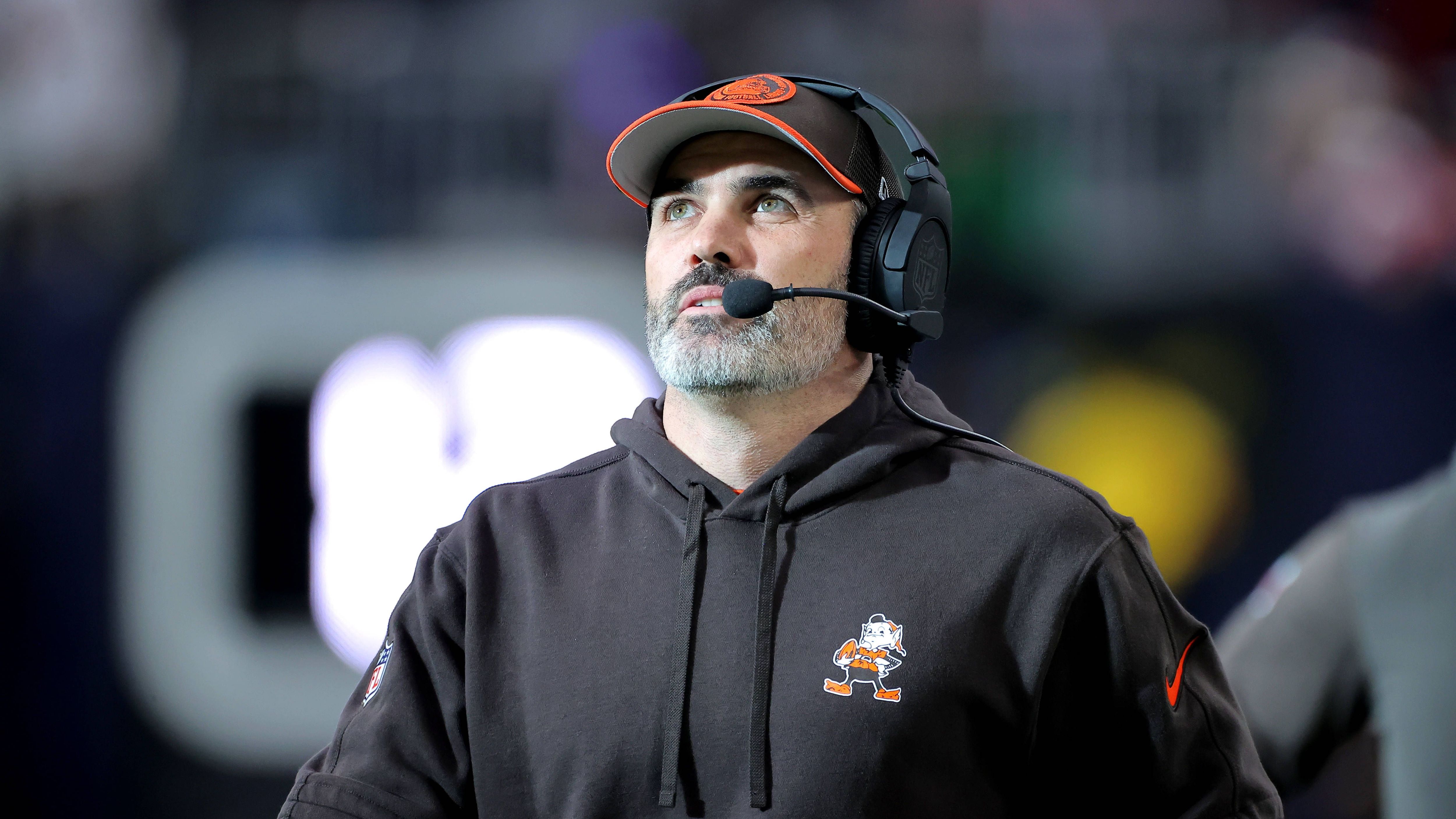 <strong>Coach of the Year</strong> <br>Kevin Stefanski, Cleveland Browns<br><strong>Wahlergebnis mit Punkteabstufung 5-3-1:</strong> <br>1. Stefanski 21-18-6 = 165<br>2. DeMeco Ryans, Texans, 20-21-2 = 165<br>3. Dan Campbell, Lions, 3-3-9 = 33<br>4. Kyle Shanahan, 49ers, 3-3-2 = 26<br>5. John Harbaugh, Ravens, 2-2-10 = 26