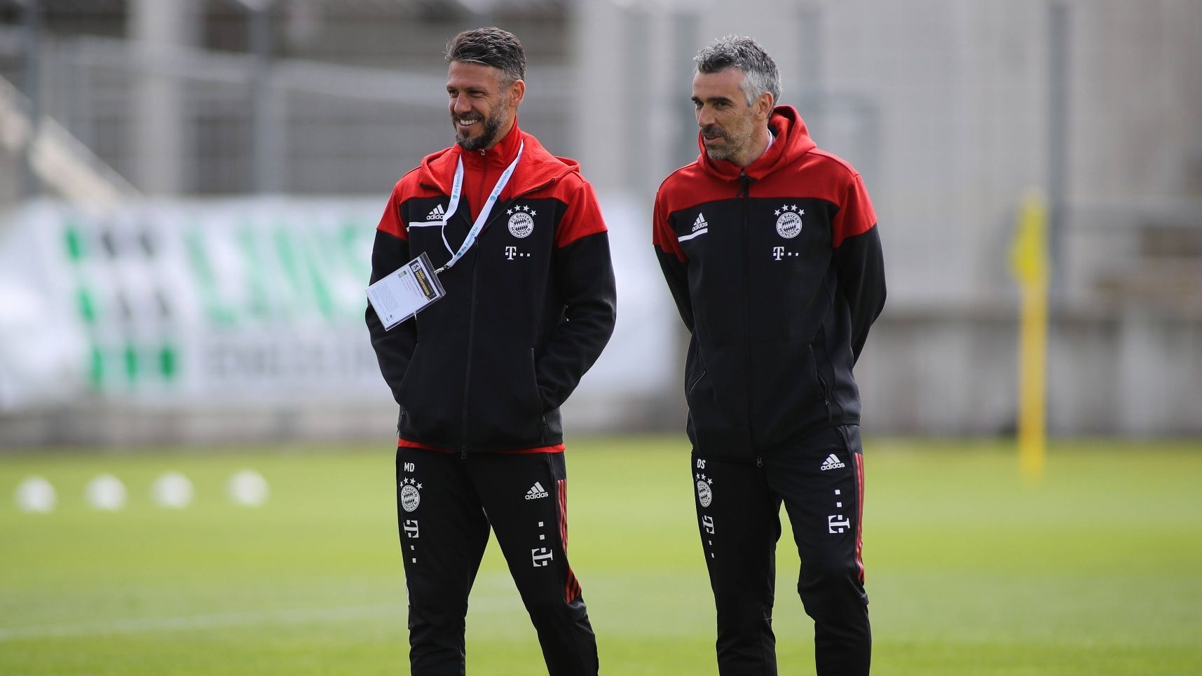 
                <strong>Kleine Bayern ohne Druck</strong><br>
                "Wir können befreit aufspielen", erklärte Danny Schwarz (r.) vor der Partie. Zusammen mit Martin Demichelis (l.) wird er auch in der kommenden Saison die zweite Mannschaft der Bayern trainieren, unabhängig vom Ausgang der Partie. Allerdings galt: Verlieren die Bayern-Bubis, müssen sie den Gang in die Regionalliga antreten.
              