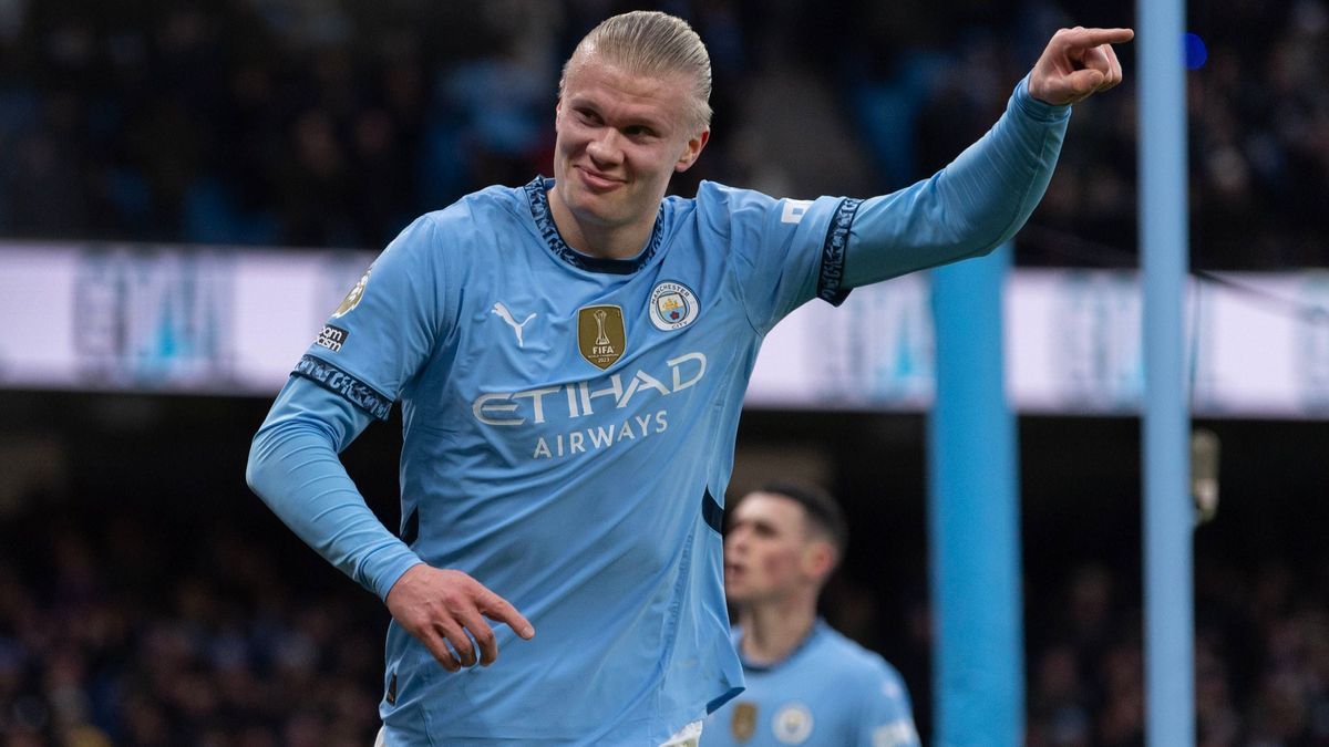 Manchester City FC v West Ham United FC - Premier League MANCHESTER, ENGLAND - JANUARY 4: Erling Haaland of Manchester City celebrates scoring the second goal during the Premier League match betwee...