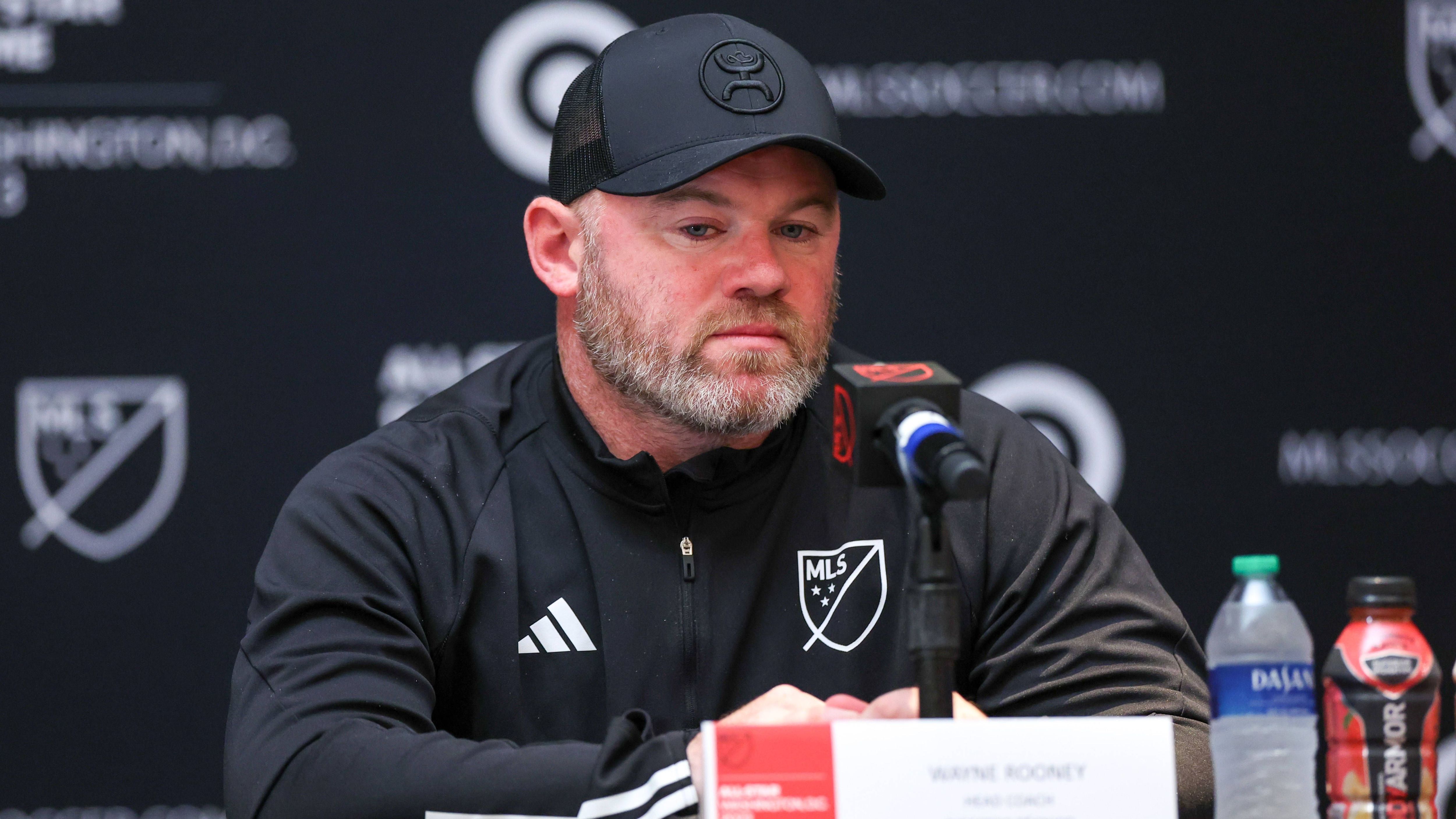 <strong>Diese einstigen Topstars enttäuschten als Trainer</strong><br>... denn erst im Oktober 2023 verließ er den MLS-Klub D.C. United, nachdem er dort die Playoffs verpasst hatte. Und auch bei seiner ersten Trainerstation Derby County konnte Rooney nicht an seine glorreiche Spielerkarriere anknüpfen. <em><strong>ran</strong></em> zeigt weitere ehemalige Starspieler, die als Trainer die Erwartungen nicht erfüllen konnten.