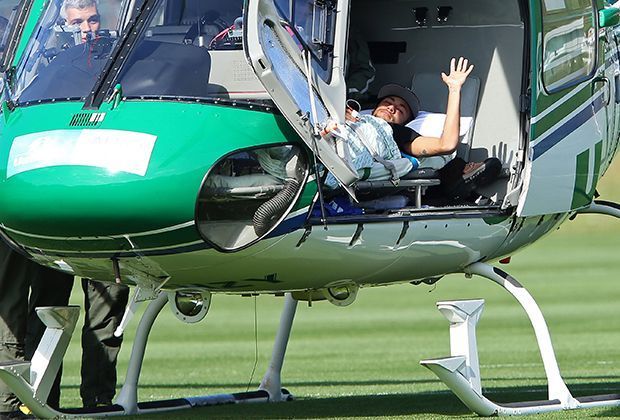 
                <strong>Der Gruß an die Fans</strong><br>
                Er winkt dem Team aus dem Heli zu. Mittlerweile gibt es auf der Seite des Fußballverbandes folgendes Statement: "Man hat mir den Traum genommen, ein WM-Finale zu spielen, aber der Traum, Weltmeister zu werden, ist noch nicht zu Ende."
              