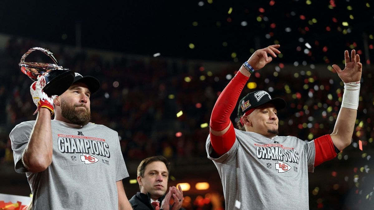 Travis Kelce (li.) und Patrick Mahomes feiern den Super-Bowl-Einzug