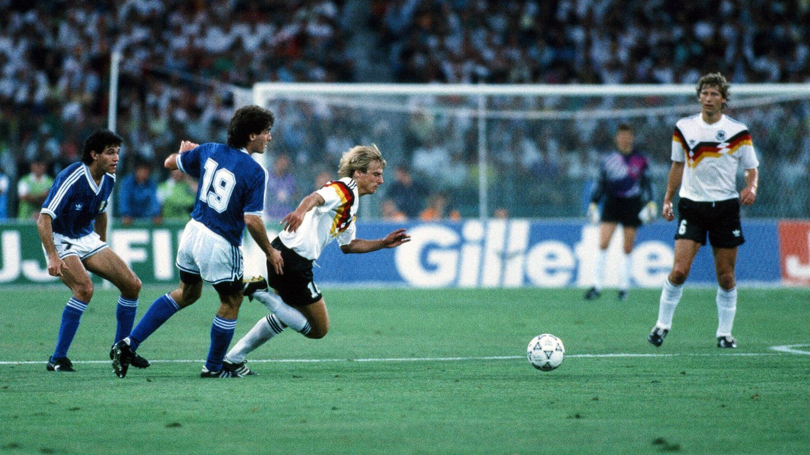 
                <strong>WM-Finale 1990: Argentinien - Deutschland</strong><br>
                Die Argentinier hatten sich im Turnier vor allem mit knallharter Defensive ausgezeichnet, auch gegen Deutschland gingen die Spieler hart zu Werke.
              