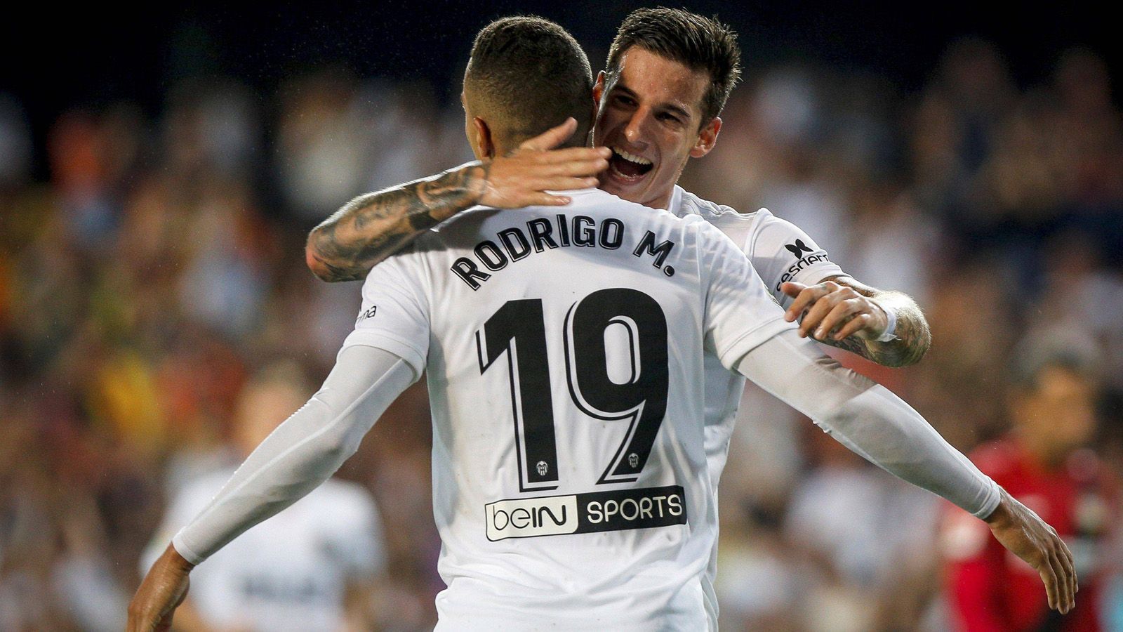 
                <strong>Copa-Top-Torjäger aus Valencia</strong><br>
                Mit je vier Treffern sind die beiden Valencia-Angreifer Rodrigo und Santi Mina die treffsichersten Spieler im Copa-Finale und könnten mit einem Treffer noch mit den beiden derzeit noch führenden Angel Rodriguez (Getafe) und Karl Toko Ekambi (Villarreal) gleichziehen. Barcas Top-Torjäger in der Copa sind Luis Suarez und Philippe Coutinho mit jeweils drei Treffern.
              