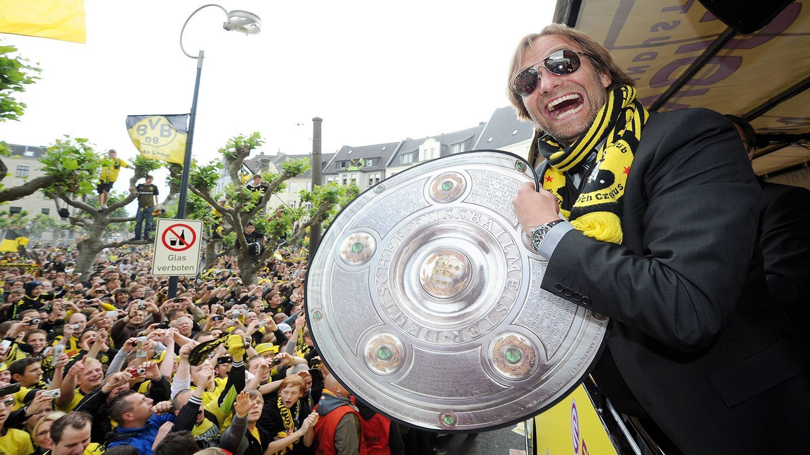 
                <strong>Trainer: Jürgen Klopp (Borussia Dortmund)</strong><br>
                Jedes Wort ist eigentlich überflüssig. Er kam, sah und siegte. Die erste Meisterschaft des BVB seit 2002. Im Jahr darauf wiederholte Kloppo diesen Wahnsinn sogar. Eine schwarz-gelbe Legende. Für immer.
              