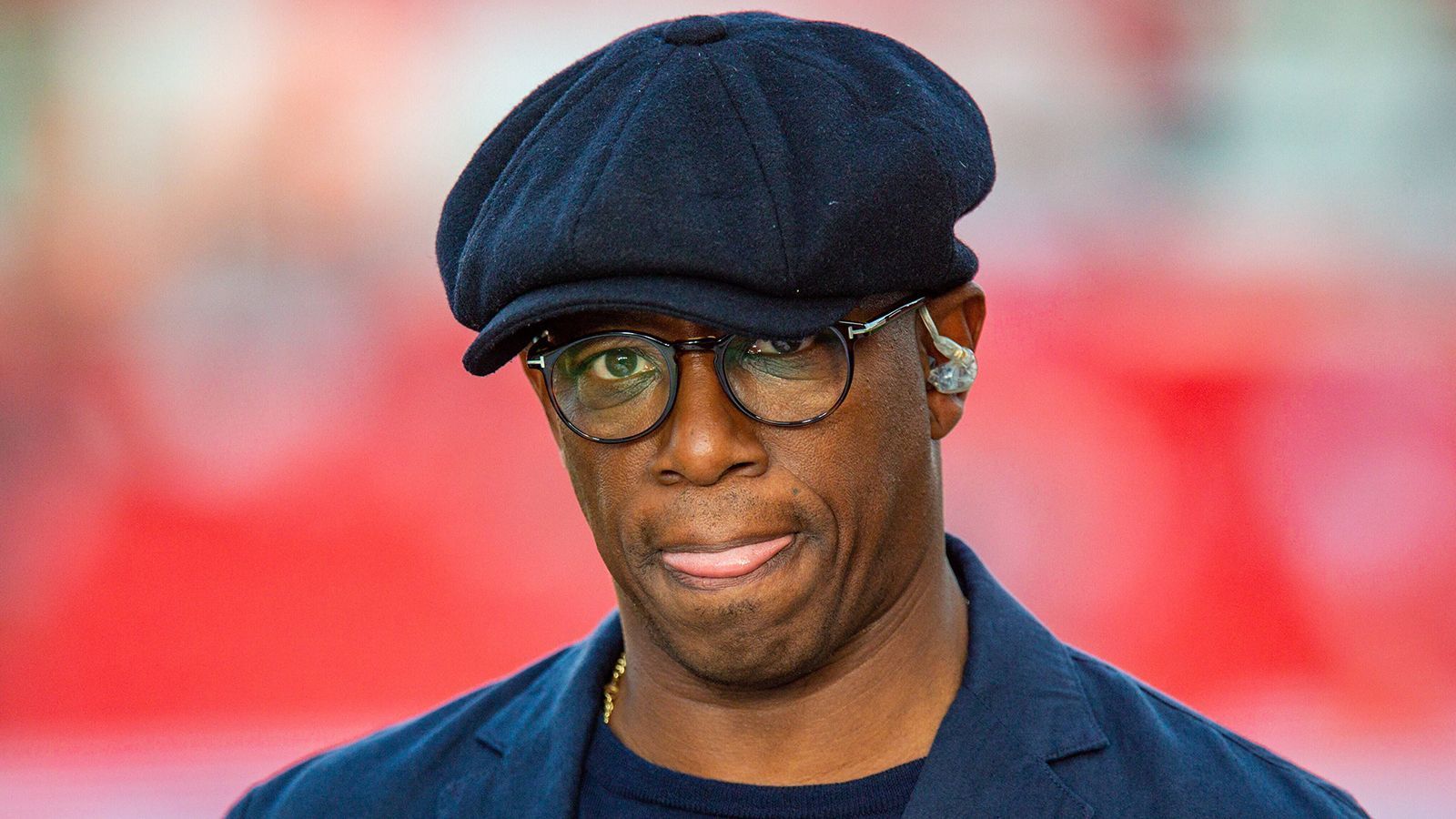 
                <strong>Sturm: Ian Wright</strong><br>
                Erfolgreicher verlief die Zeit von Ian Wright bei den "Gunners" – und der Engländer trug mit seinen Tore kräftig zu den fünf Erfolgen bei. Wright ist in der ewigen Liste der Torschützen mit 156 Treffern in 264 Einsätzen auf Platz zwei zu finden. 1991 wechselte Wright zu Arsenal und blieb dort sieben Jahre. Danach folgten Stationen bei West Ham United, Nottingham Forest, Celtic Glasgow und dem FC Burnley, wo er im Jahr 2000 auch seine Karriere beendete.
              