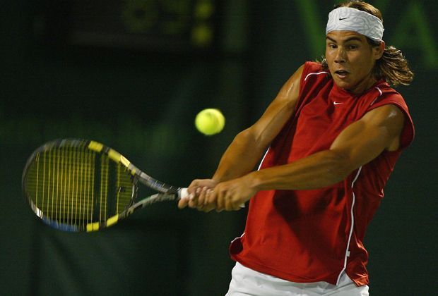
                <strong>April 2004, Ermüdungsbruch im linken Knöchel</strong><br>
                Beim Turnier in Miami, macht Nadal endgültig auf sich aufmerksam: Er schlägt den Weltranglistenersten Roger Federer. Doch dann erfolgt ein erster Rückschlag: Ermüdungsbruch im Mittelfuß, Absage der French Open. Erst nach mehreren Monaten ist Nadal zurück.
              