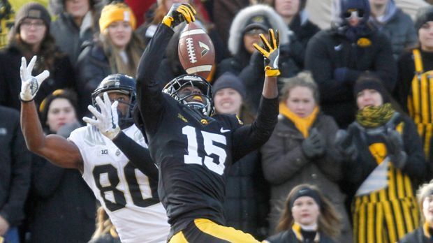 
                <strong>Josh Jackson (Cornerback)</strong><br>
                Bei Josh Jackson war am College nicht viel zu holen! Der Cornerback der Iowa Hawkeyes fing acht Interceptions und punktete daraus gleich zweifach. 18 Pass Breakups, ein Forced Fumble und 34 Tackles sprechen für ein starkes All-Around-Packet, das dem 21-Jährigen am Ende seiner College-Zeit eine All-American-Nominierung einbrachte.
              