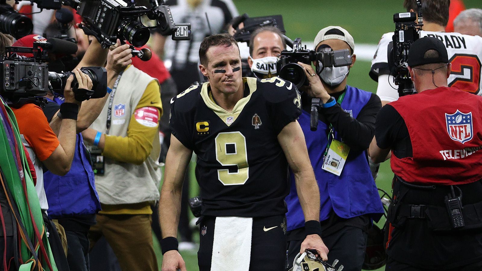 
                <strong>Verlierer: Drew Brees</strong><br>
                Es tut weh, Drew Brees als Verlierer zu bezeichnen. Aber dass das mit Spannung erwartete Duell der Quarterback-Legenden mit Tom Brady den Erwartungen nicht gerecht wurde, lag vor allem am Signal Caller der Saints. Einem Touchdown-Pass standen gegen die Bucs drei Interceptions gegenüber, die Zahlen sprechen für sich. Gut möglich, dass der 42-Jährige jetzt seine großartige Karriere beendet.
              