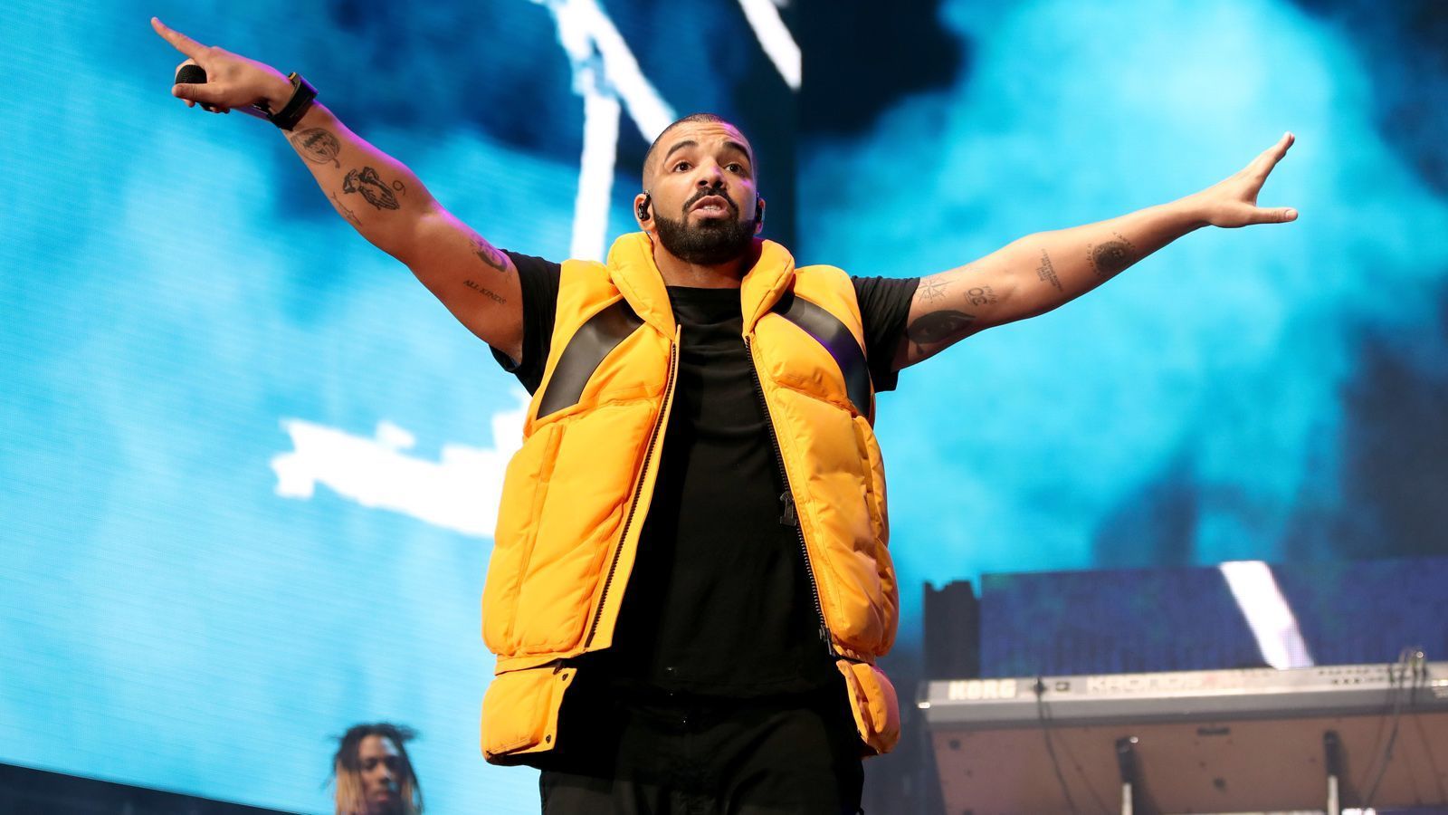 
                <strong>Drake - Rapper</strong><br>
                Der kanadische Rap-Megastar Drake hat nicht nur Anteile an der eSport-Organisation 100 Thieves gekauft, der 32-Jährige zockt auch selbst. Im März spielte er gemeinsam mit Ninja, dem Streamer des Jahres 2018, live auf Twitch.
              