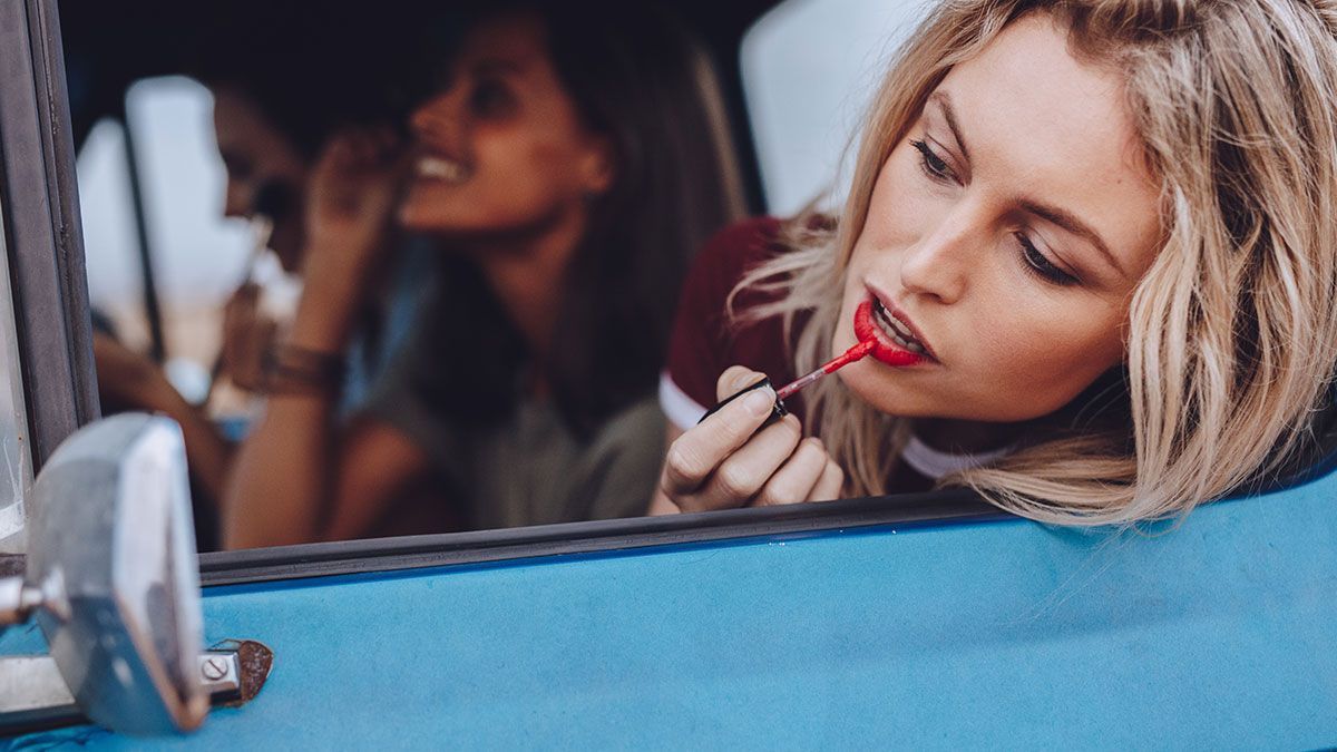 Das Auftragen von Lippenstift wirkt leicht und einfach – mit unseren Tipps und Tricks geht es wahrhaft leicht von der Hand.