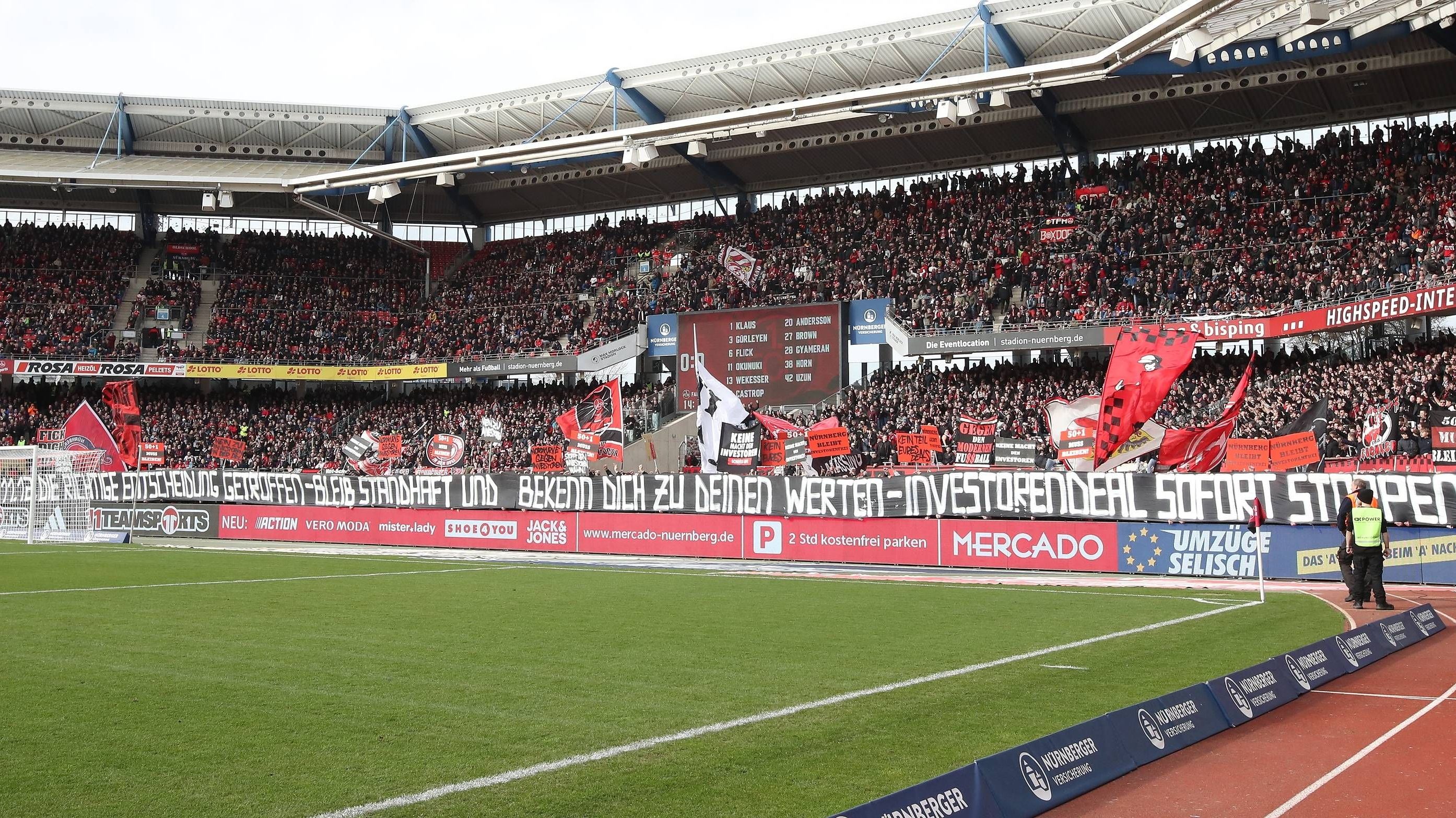 <strong>Fans im Innenraum<br></strong>Im Anschluss wurde es verrückt. Hunderte Club-Fans verließen die Tribüne, stürmten in den Innenraum und positionierten sich hinter der Bande. Dazu entrollten sie ein Banner mit der Aufschrift: "FCN hat am 11.12. die richtige Entscheidung getroffen. Bleib standhaft und bekenn dich zu deinen Werten. Investorendeal sofort stoppen." Bei der Abstimmung gab Nürnberg eine Nein-Stimme ab.