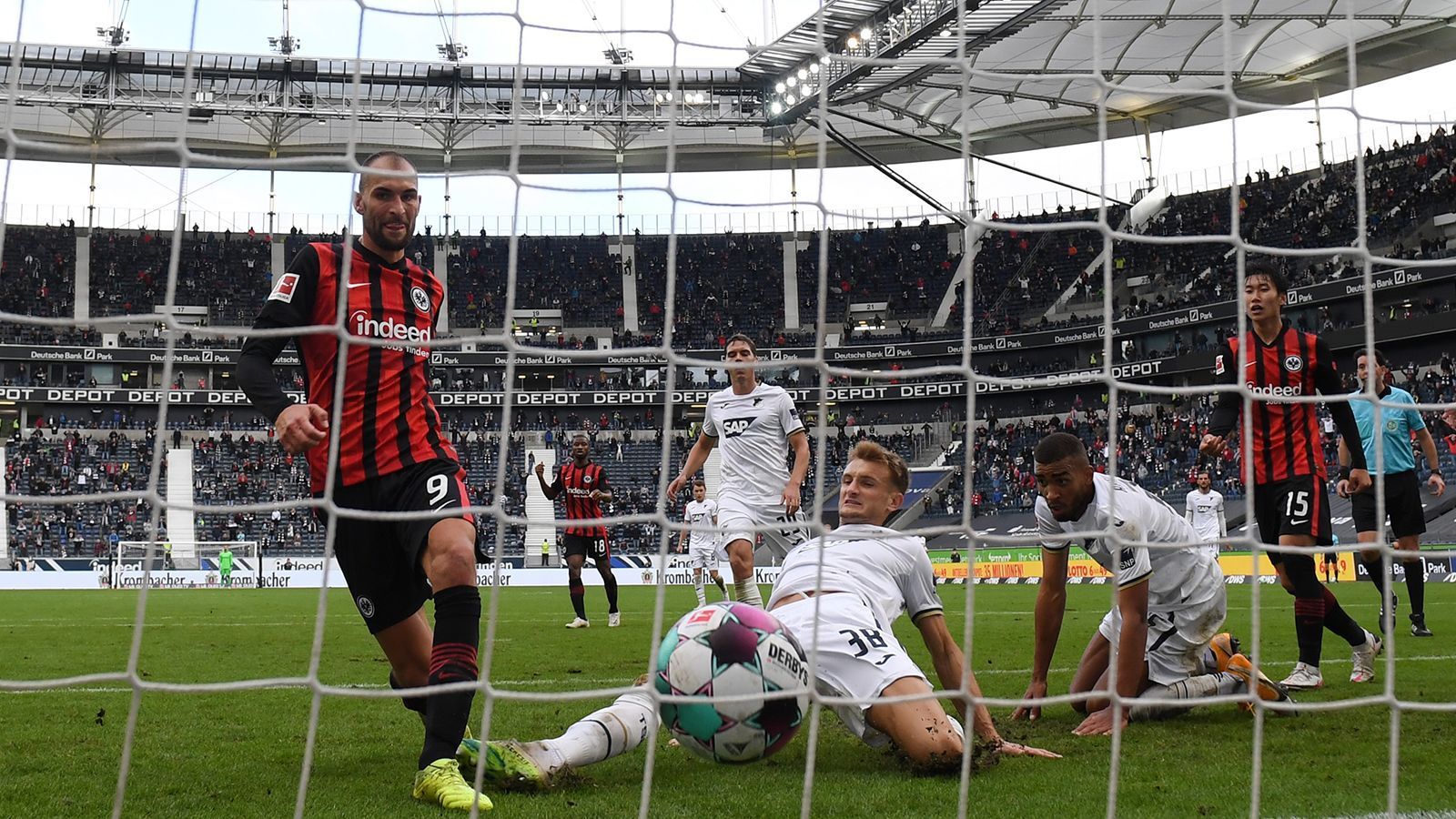 
                <strong>Eintracht Frankfurt</strong><br>
                Nach dem Abgang von Bas Dost in Richtung Brügge haben die Hessen mit Andre Silva nur noch einen klassischen Stürmer im Kader. Legen die Frankfurter deshalb nach? Schon vor der Verkündung von Dosts Abschied gab sich Sportvorstand Fredi Bobic eher skeptisch, was Neuzugänge betrifft: "Eine Notwendigkeit sehe ich nicht unbedingt. Eher vielleicht, dem einen oder anderen Spieler, der derzeit hinten ansteht, den Weg zu einer anderen Chance zu ermöglichen." Die Eintracht könnte also auf die zweite Reihe bauen - oder Luka Jovic zurückholen. Eine Leihe des ehemaligen SGE-Stürmers in Diensten von Real ist dem "kicker" zufolge ein Thema.
              